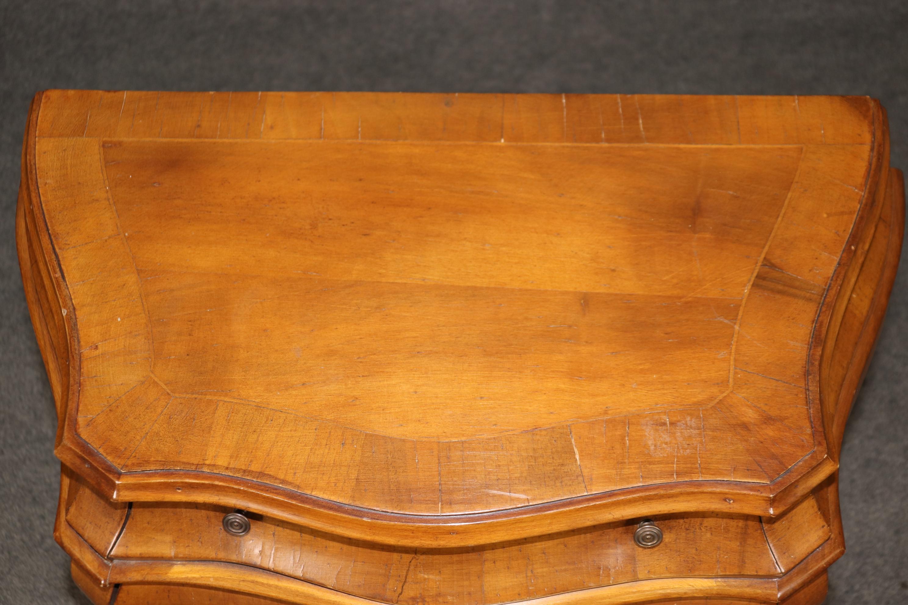 Fine Pair of Italian Venetian Olivewood Bombe Form Louis XV Style Nightstands 3