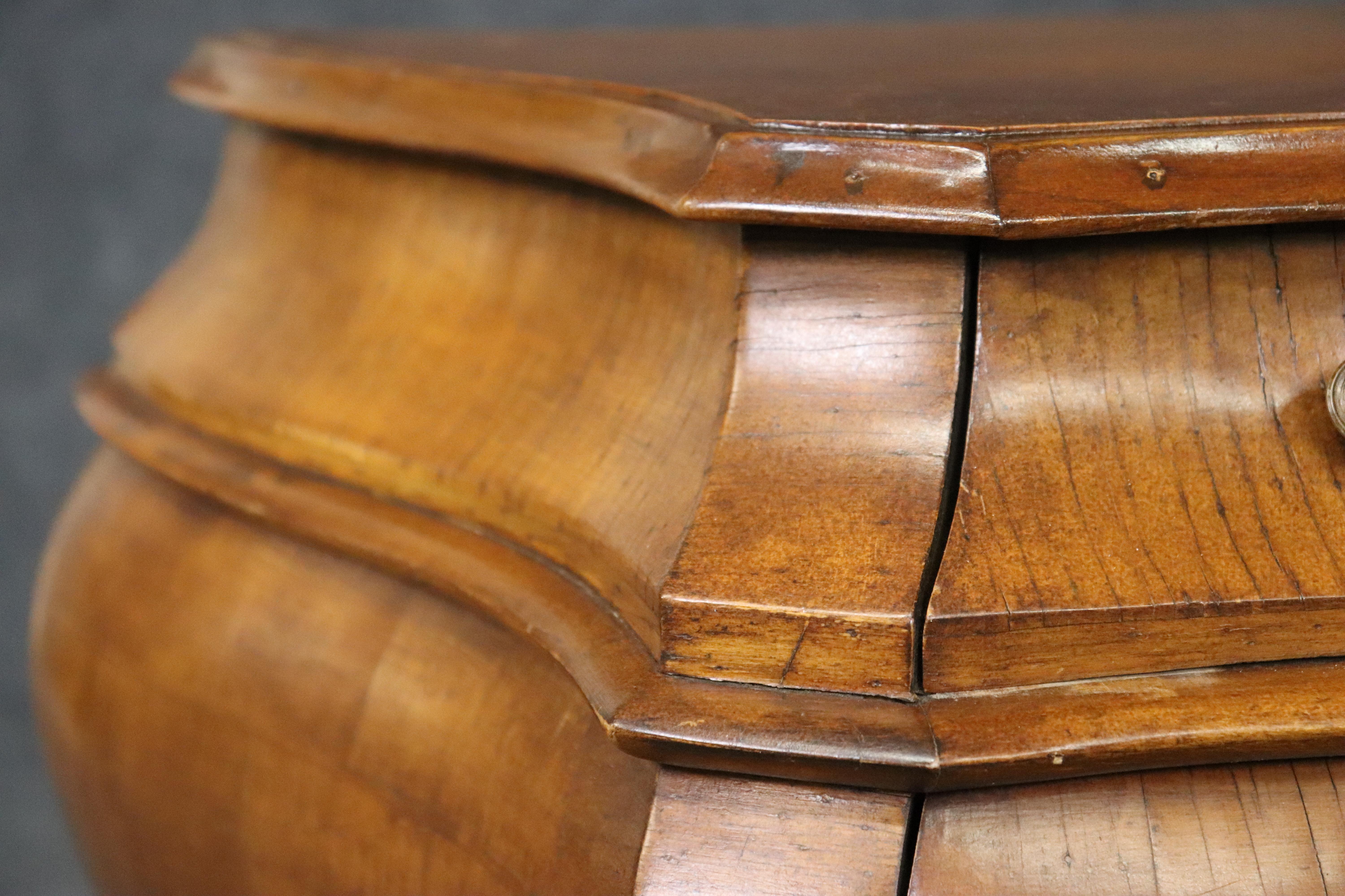 Pareja de mesillas de noche de madera de olivo veneciana italiana con forma de bomba estilo Luis XV en venta 3
