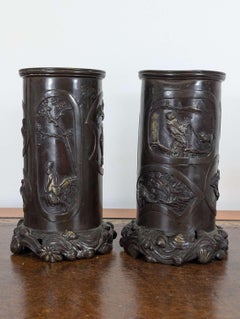 Bella coppia di vasi cilindrici giapponesi in bronzo con scene di Hanasaka Jiisan, Edo