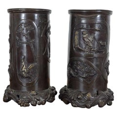 Bella coppia di vasi cilindrici giapponesi in bronzo con scene di Hanasaka Jiisan, Edo