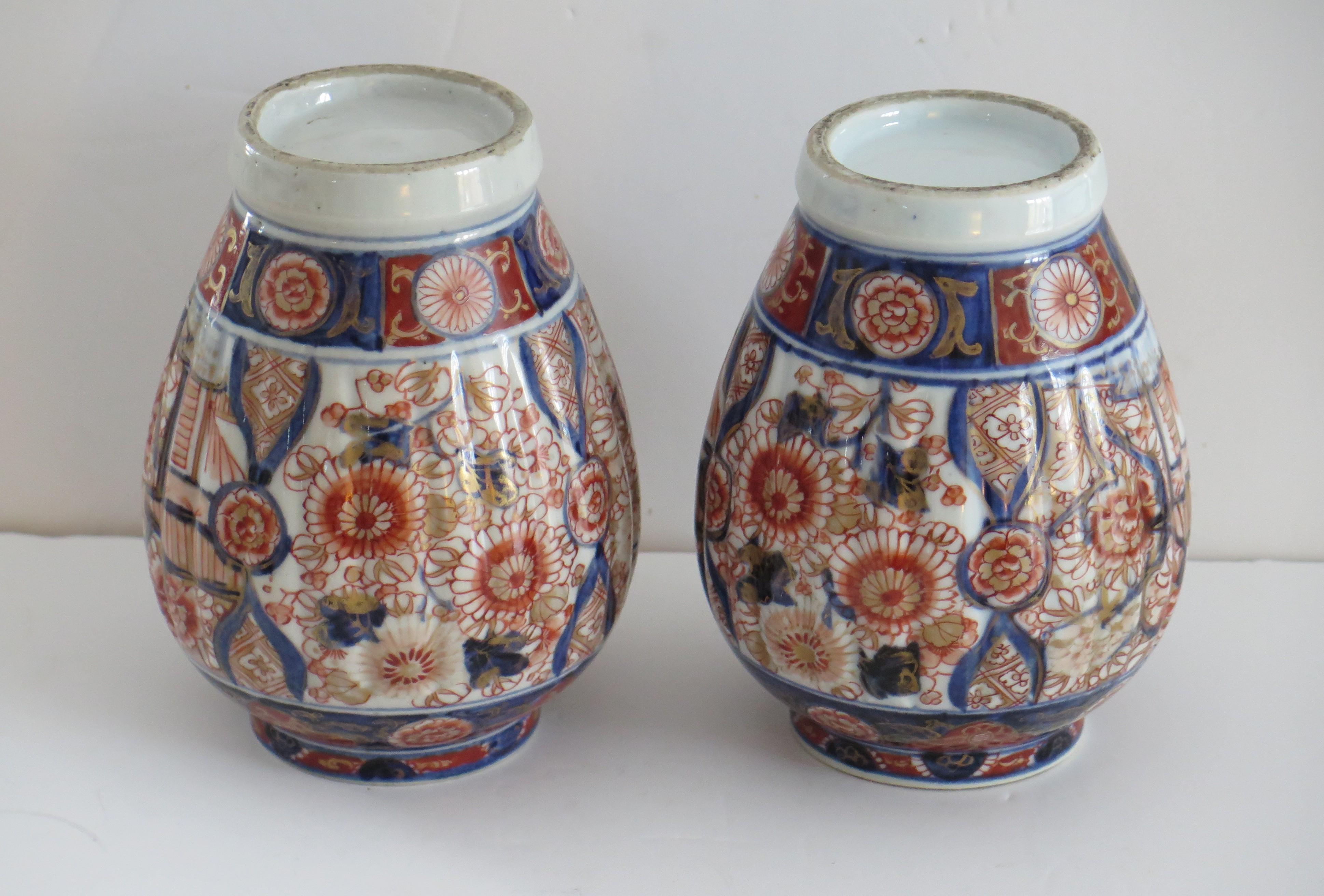 Pair Japanese Porcelain Lidded Vases Imari Hand Painted, Edo Period circa 1830 For Sale 4
