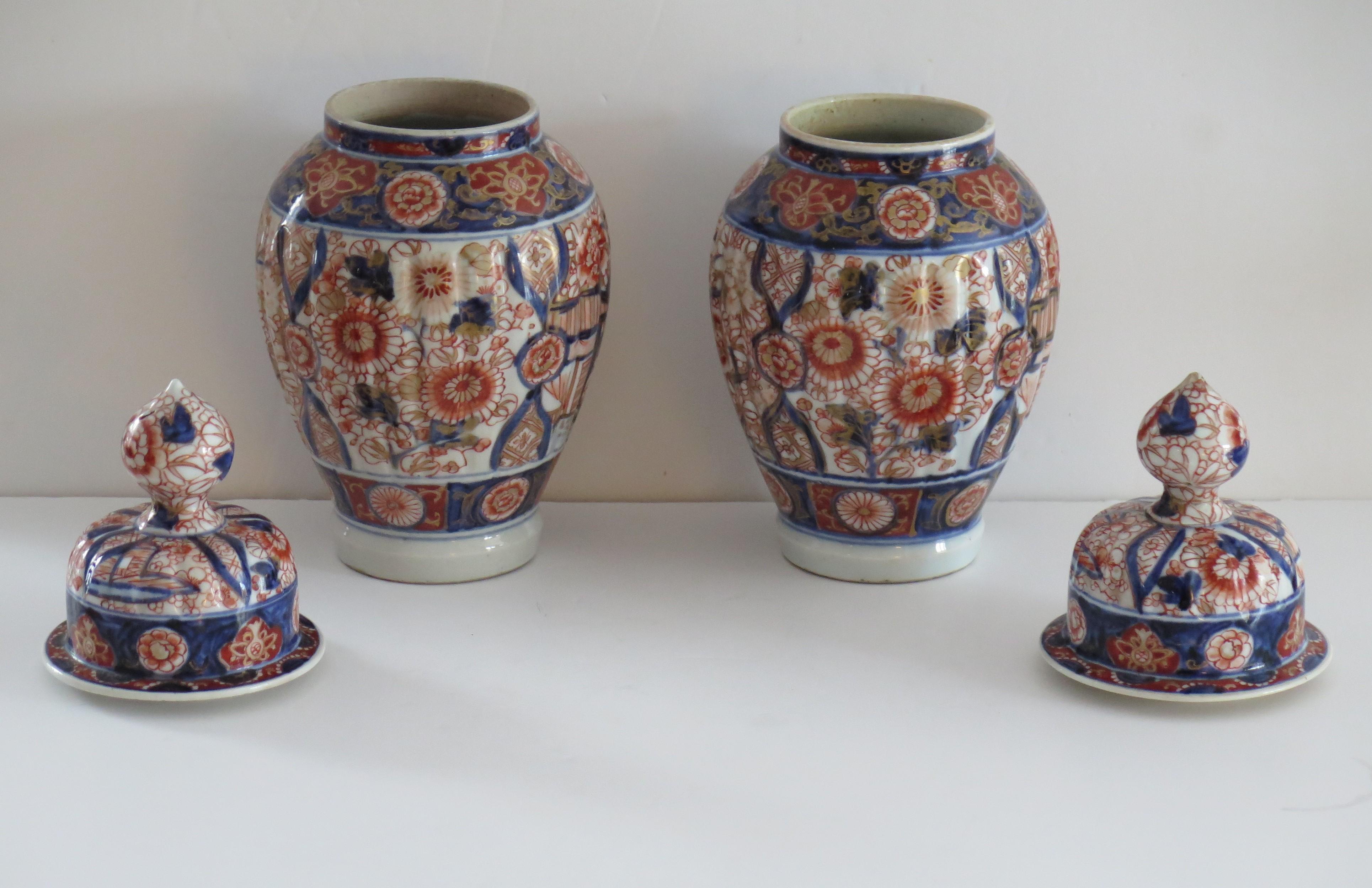 Pair Japanese Porcelain Lidded Vases Imari Hand Painted, Edo Period circa 1830 In Good Condition For Sale In Lincoln, Lincolnshire