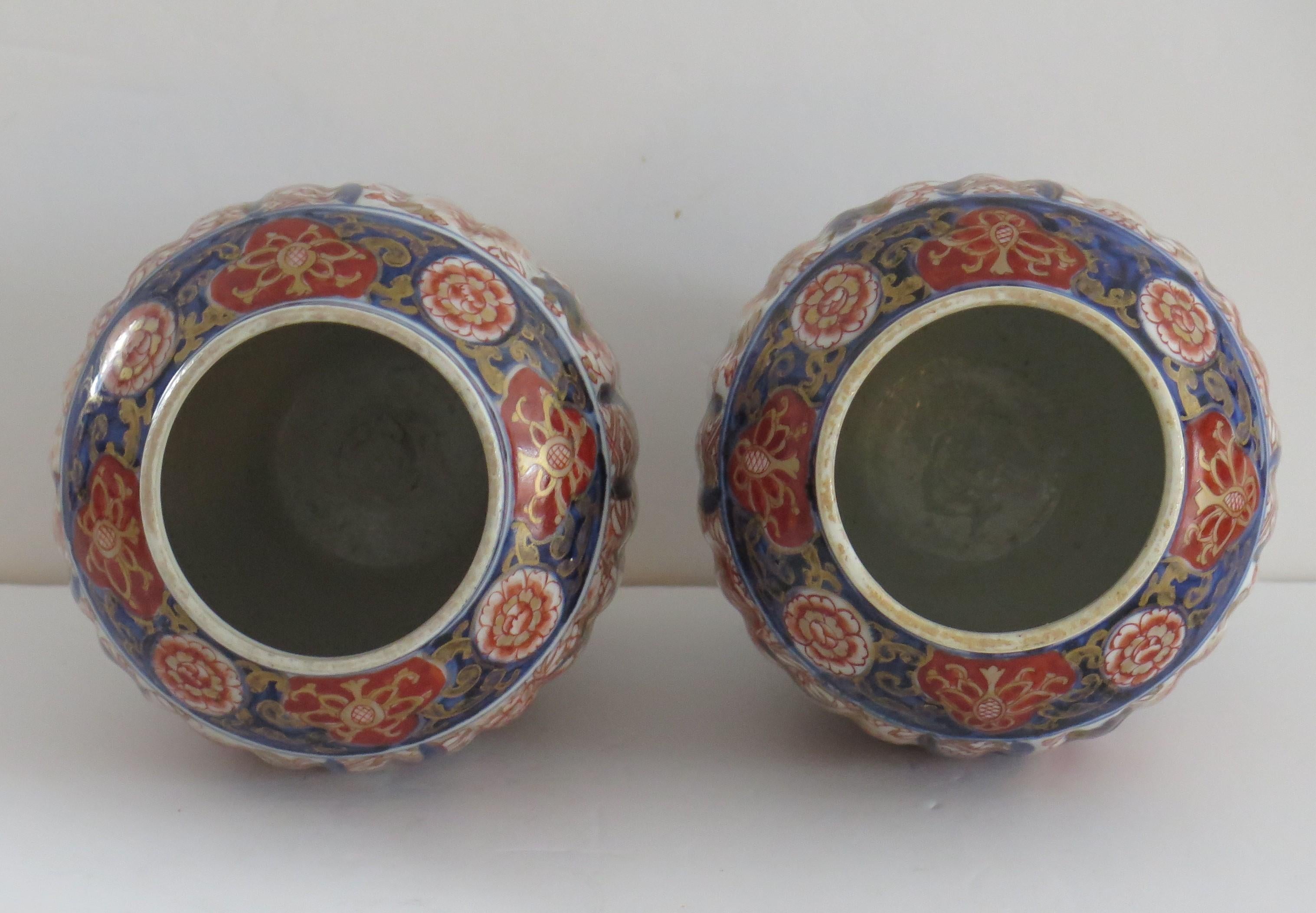 Pair Japanese Porcelain Lidded Vases Imari Hand Painted, Edo Period circa 1830 For Sale 1