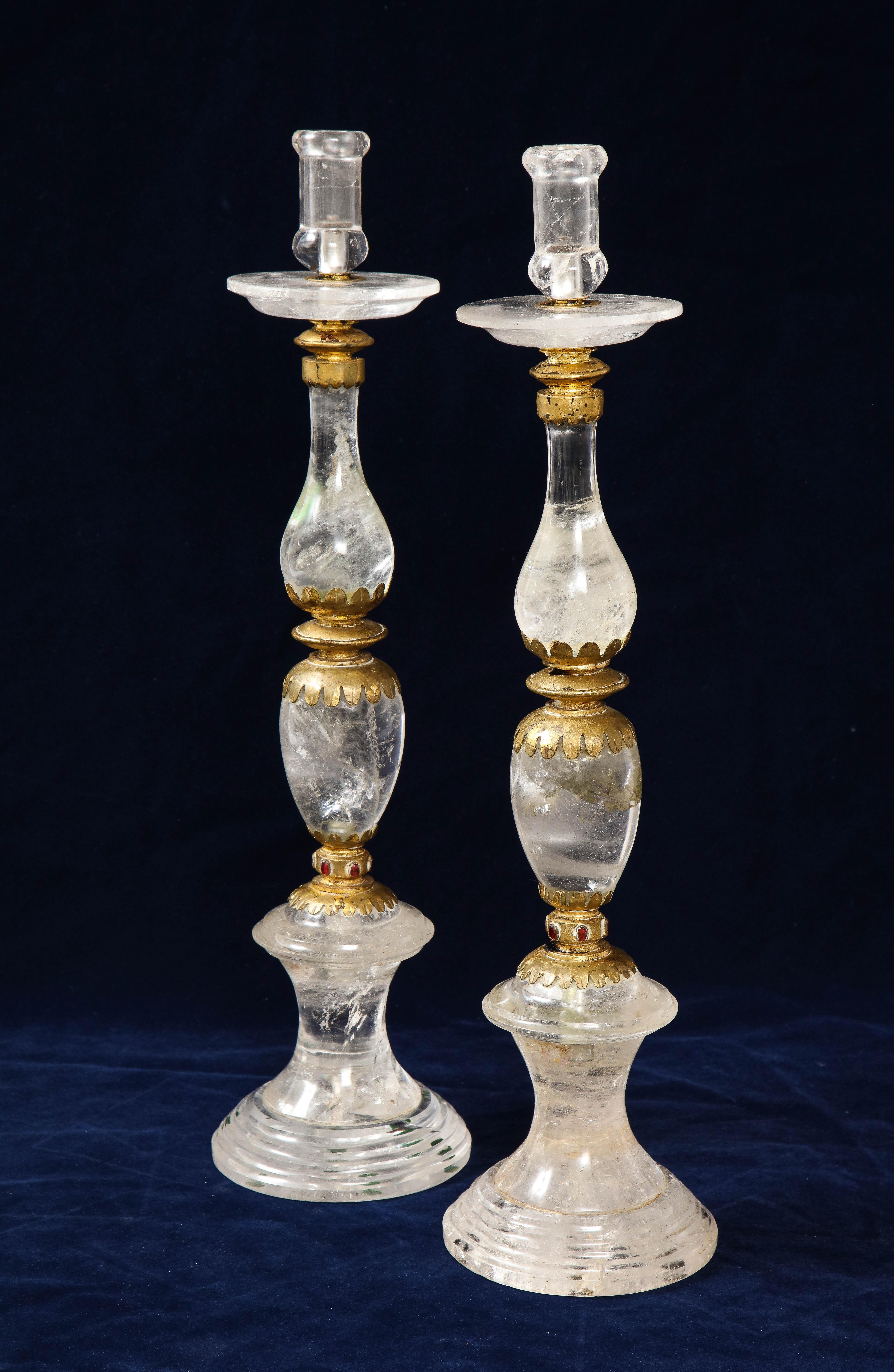 Art déco Paire de chandeliers Art Déco français en cristal de roche ornés de bijoux attribués à « Baguès » en vente