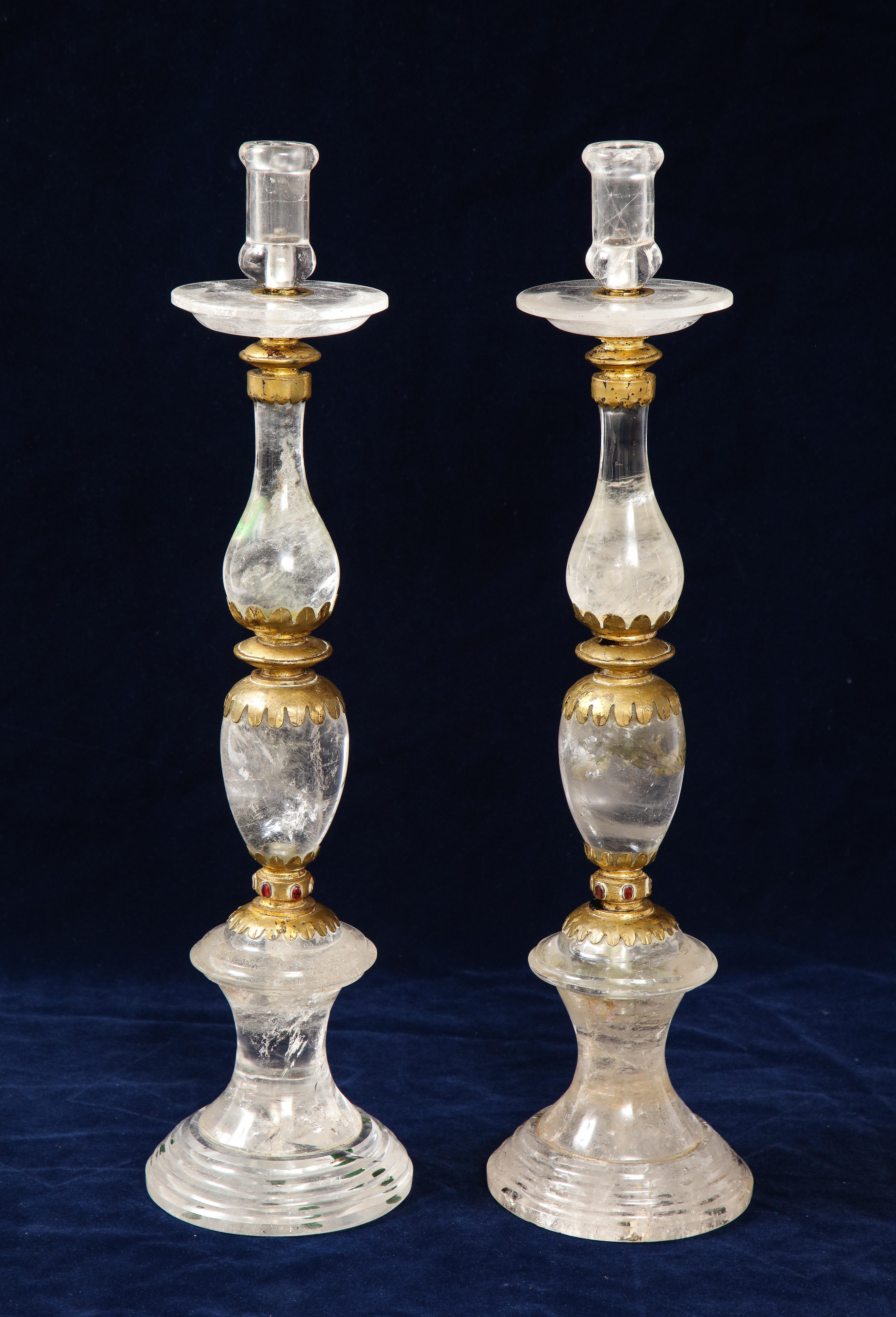 Français Paire de chandeliers Art Déco français en cristal de roche ornés de bijoux attribués à « Baguès » en vente