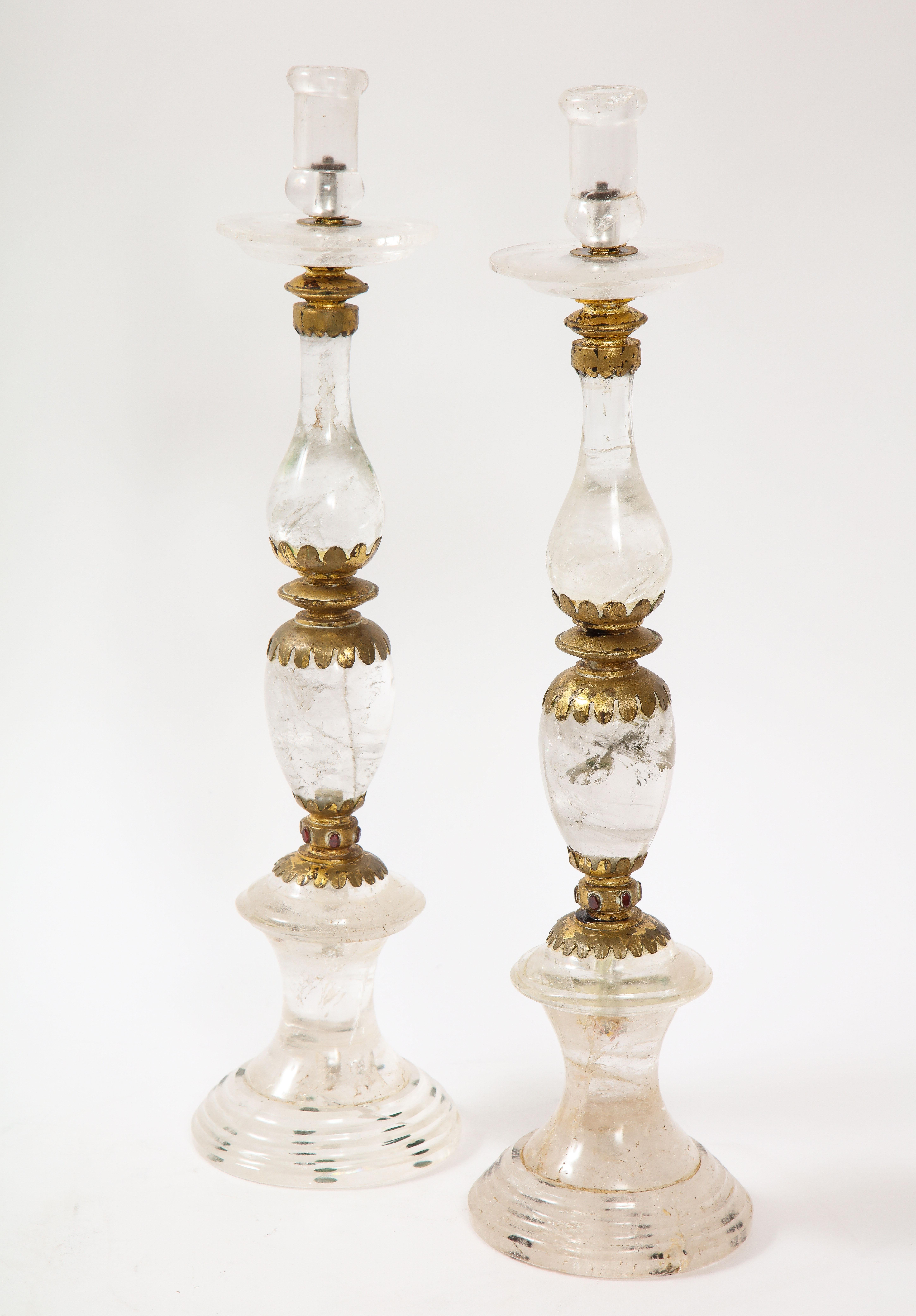 Incrusté Paire de chandeliers Art Déco français en cristal de roche ornés de bijoux attribués à « Baguès » en vente
