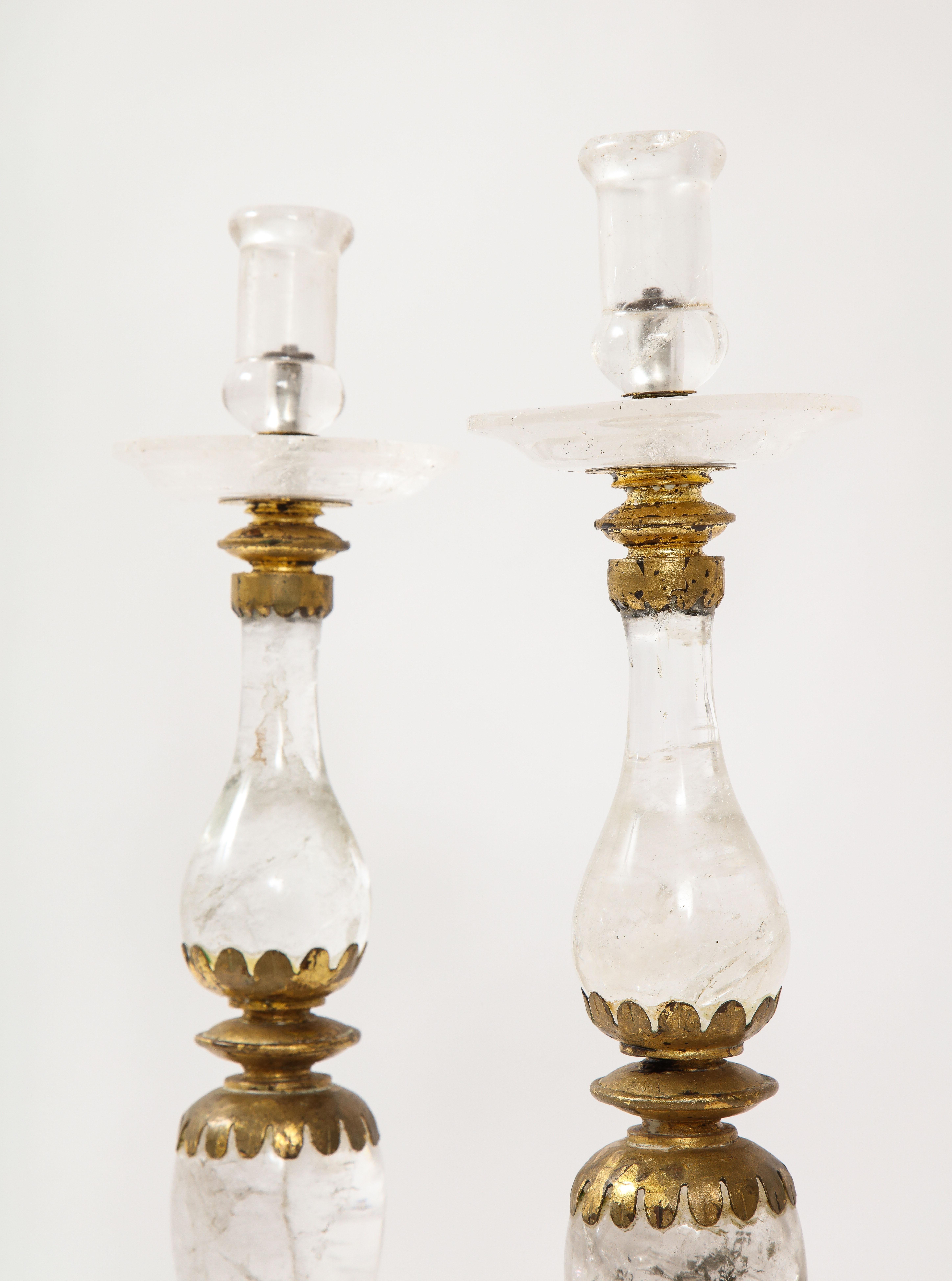 20ième siècle Paire de chandeliers Art Déco français en cristal de roche ornés de bijoux attribués à « Baguès » en vente