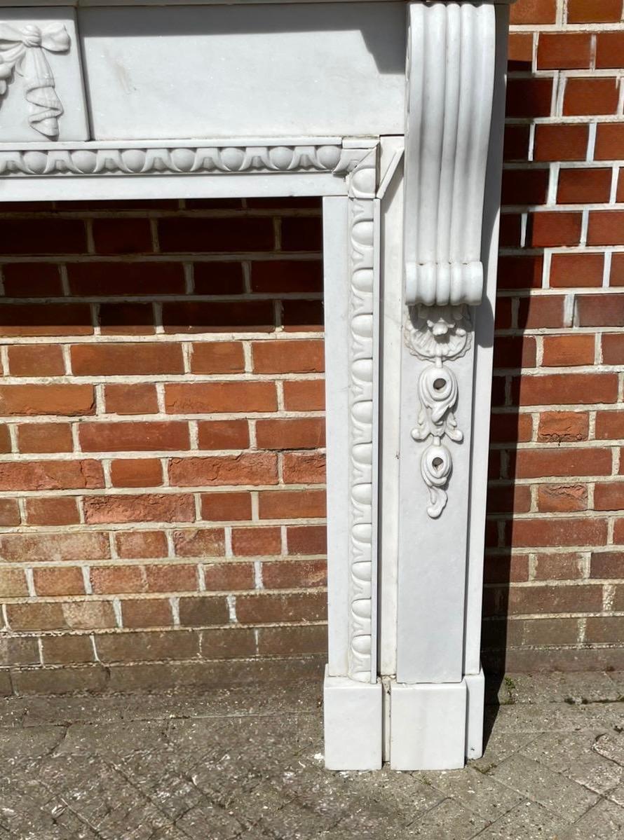 Fine Pair of Large Antique Edwardian Quality Carved White Marble Fireplaces For Sale 4