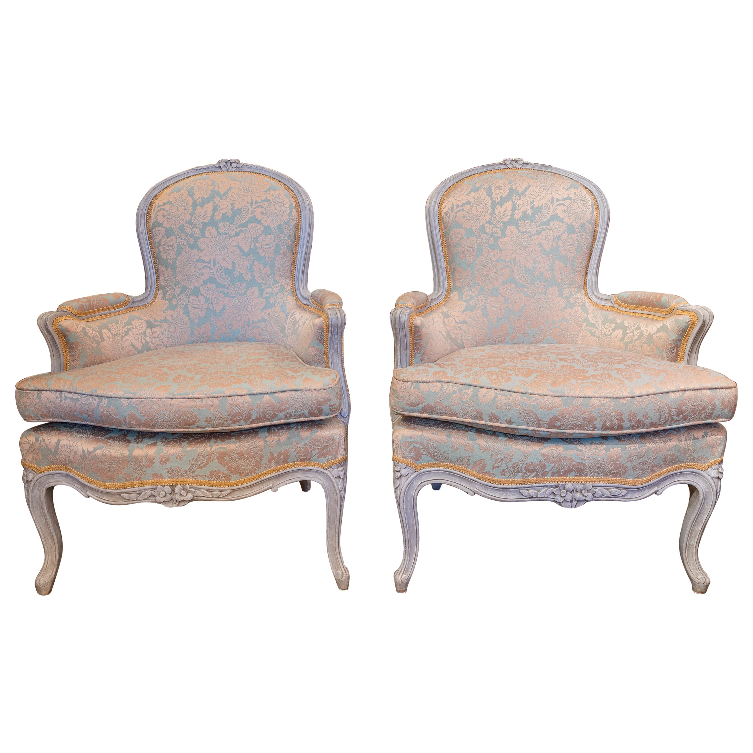 Schönes Paar schöne bemalte grau-blaue Louis XV Bergeres im Louis-XV-Stil aus dem späten 18. Jahrhundert im Angebot