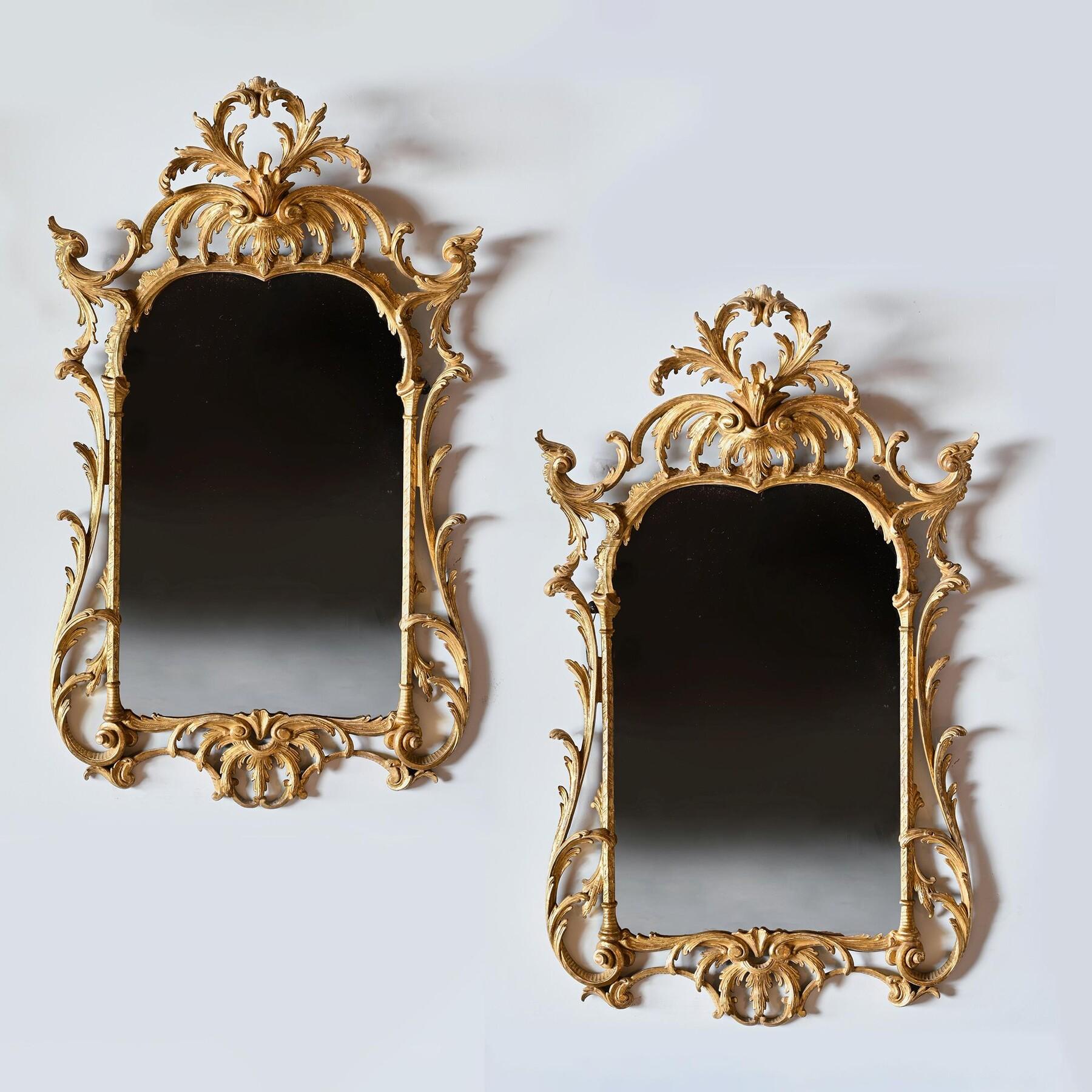 Bois doré Paire de miroirs en bois doré de style rococo de la fin du XIXe siècle