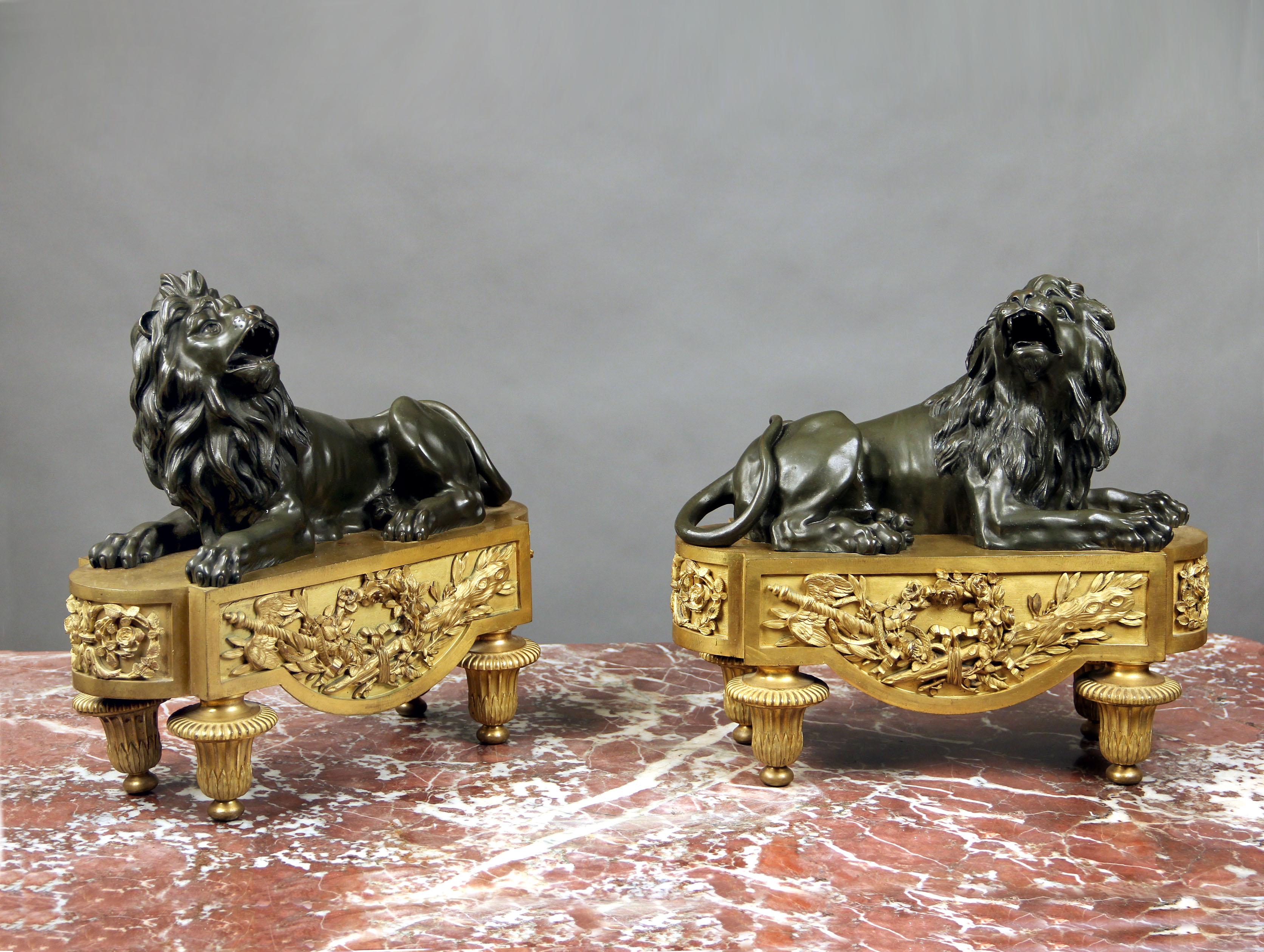 Una bella coppia di chenet in bronzo dorato e patinato della fine del XIX secolo

Ciascuna raffigura un leone seduto e ruggente su una base dorata con un disegno di scogliera floreale.
