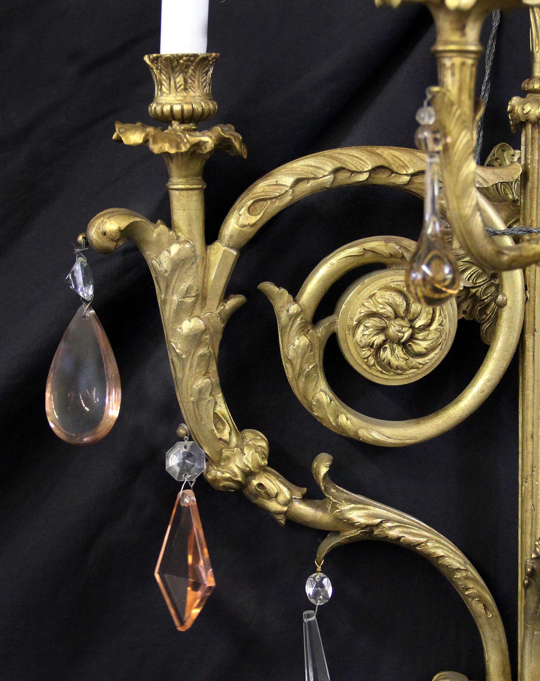 Ein Paar fünfflammige Wandleuchter aus vergoldeter Bronze und französischem Kristall aus dem späten 19. Jahrhundert (Belle Époque) im Angebot