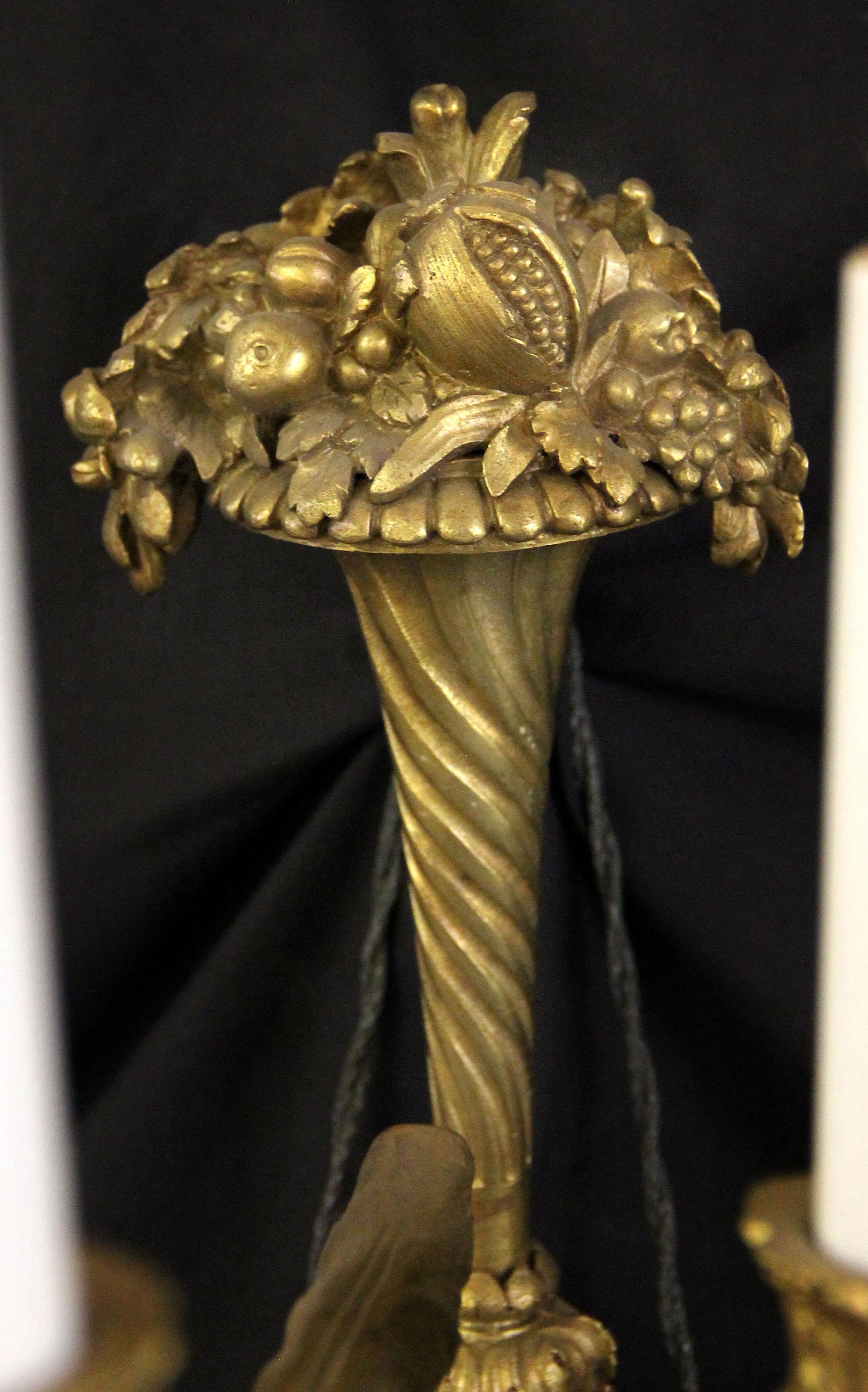Doré Paire d'appliques à cinq lumières en bronze doré et cristal français de la fin du XIXe siècle en vente