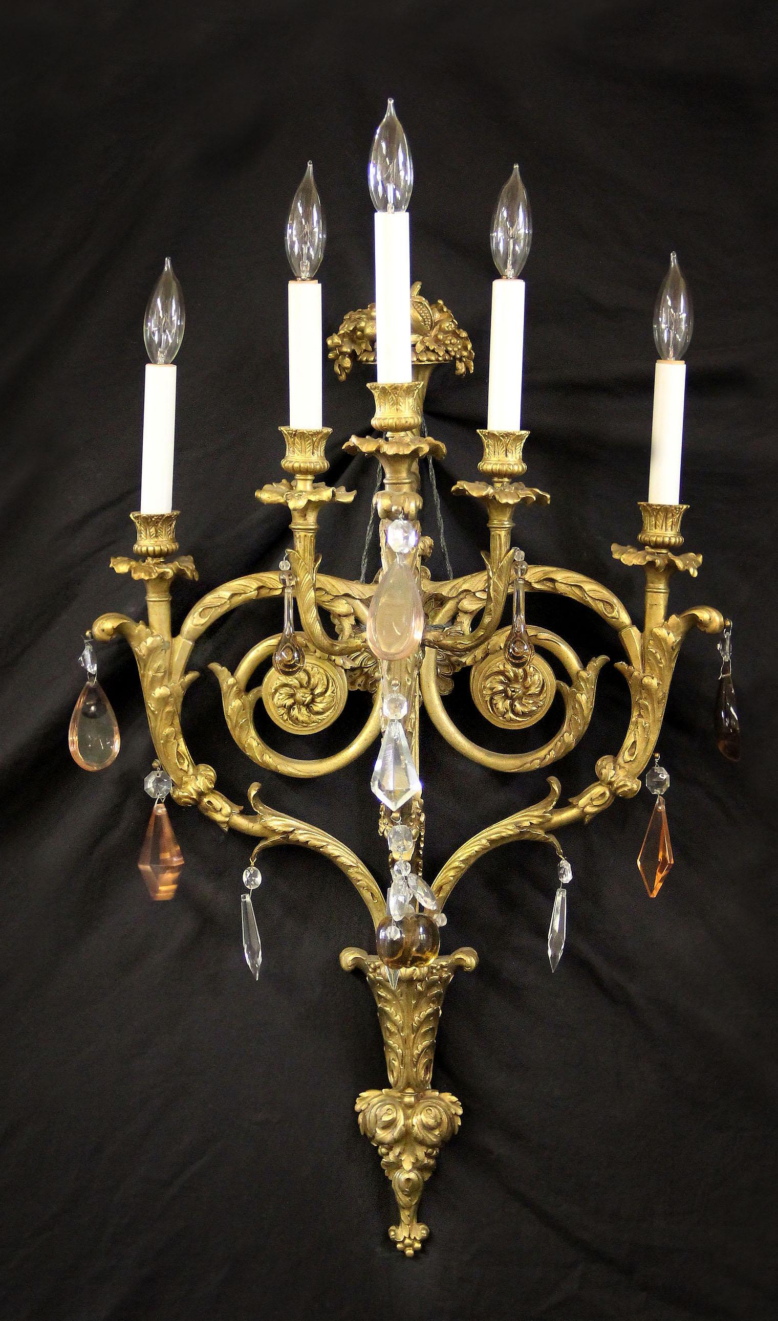 Belle Époque Paire d'appliques à cinq lumières en bronze doré et cristal français de la fin du XIXe siècle en vente