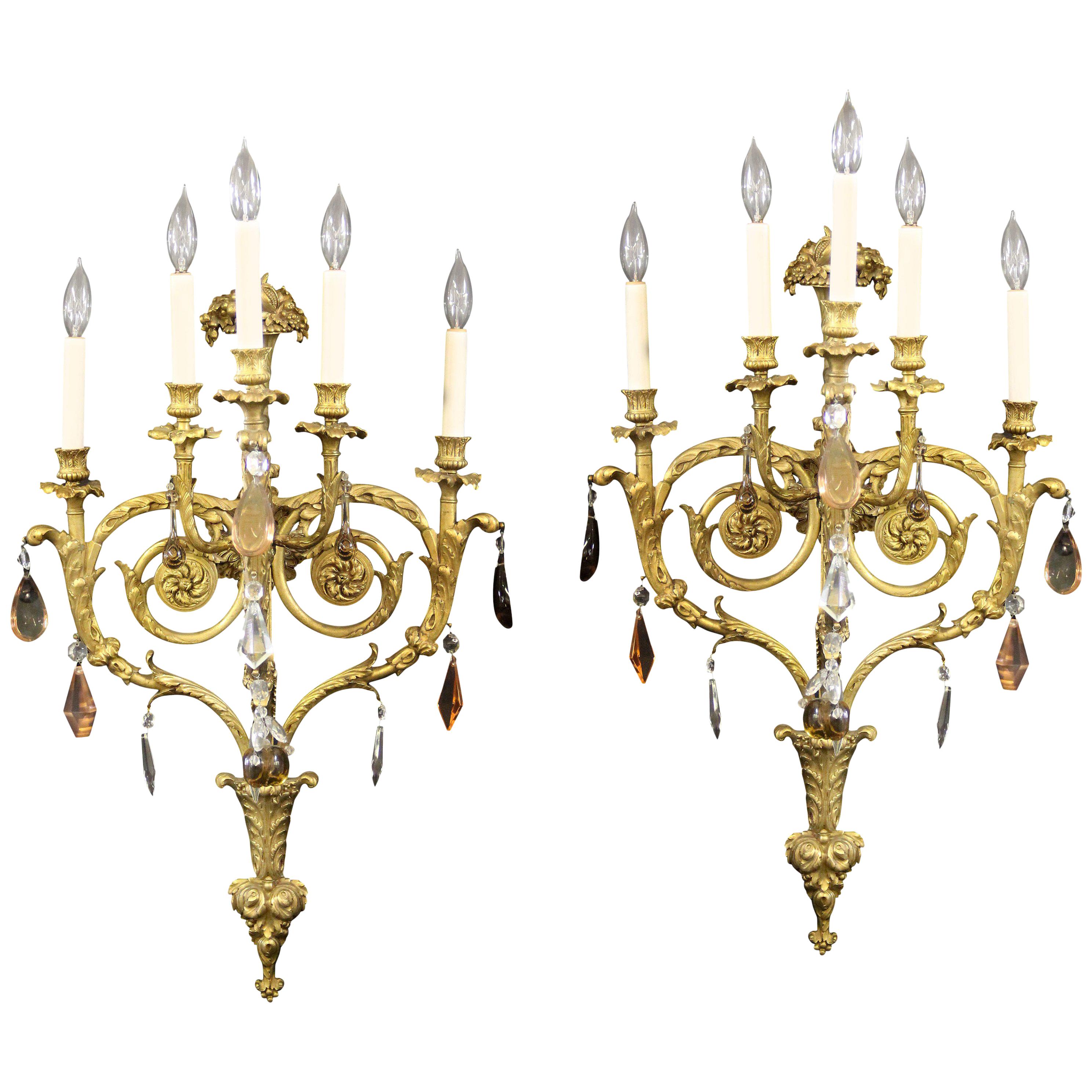 Fino par de candelabros de cinco luces de bronce dorado y cristal francés de finales del siglo XIX