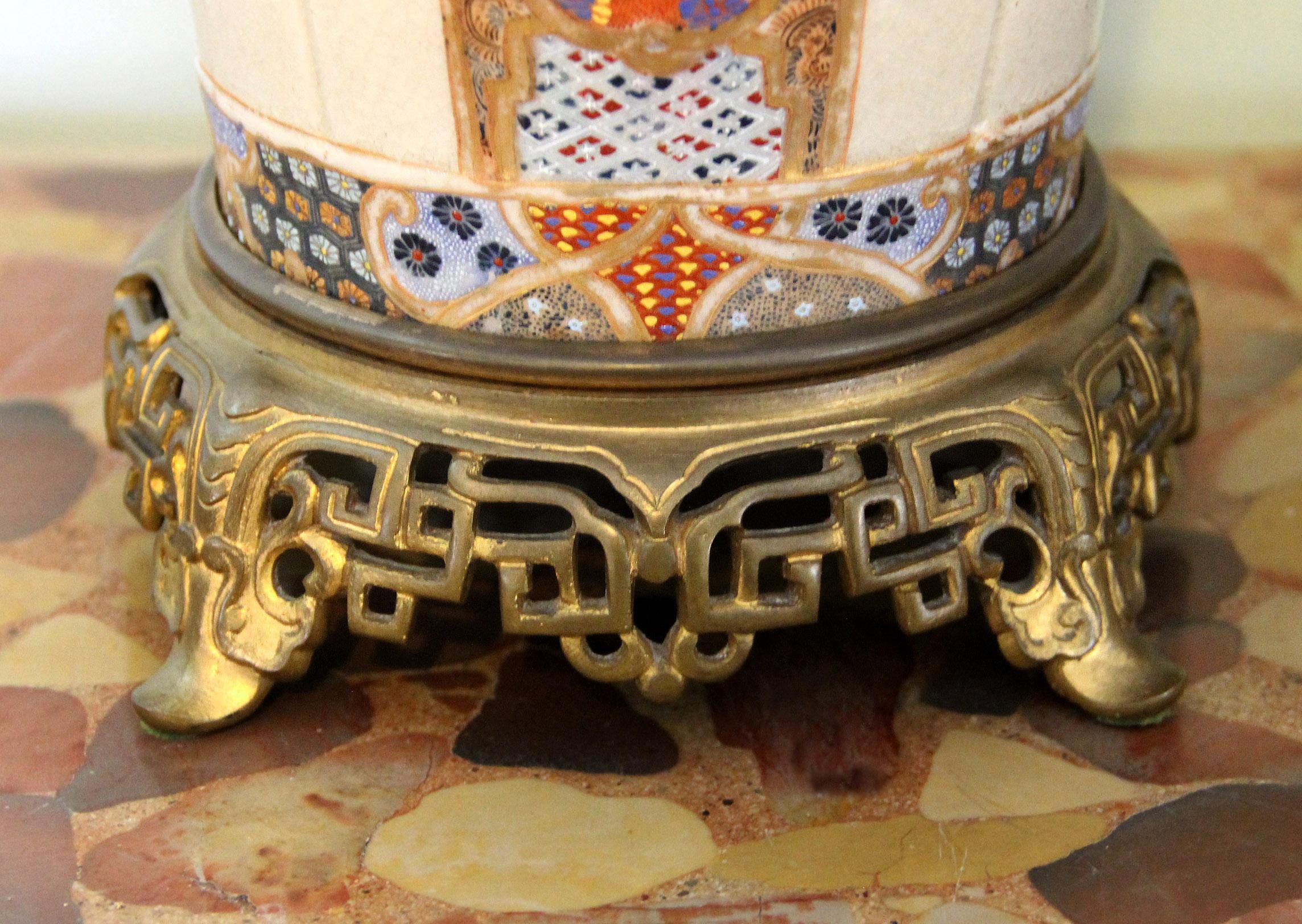 Feines Paar vergoldeter Bronze- und japanischer Satsuma-Porzellanvasen aus dem späten 19. Jahrhundert (Handbemalt) im Angebot