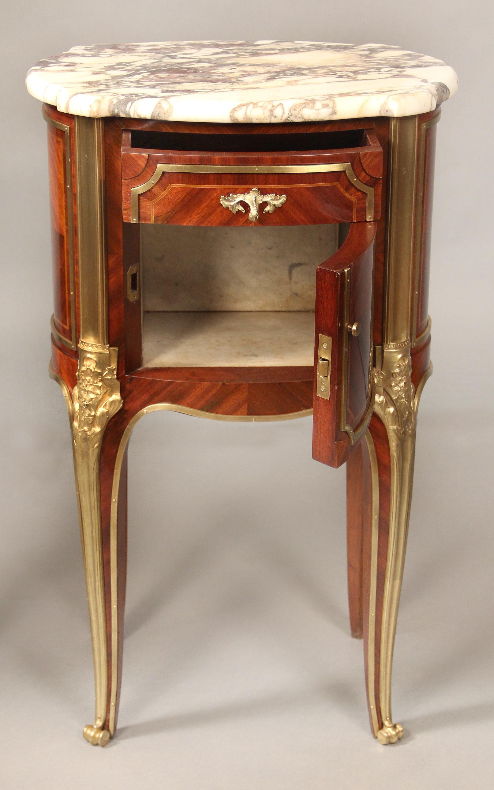 Feines Paar vergoldete Bronze-Nachttische im Louis-XV-Stil des späten 19. Jahrhunderts, montiert (Belle Époque) im Angebot