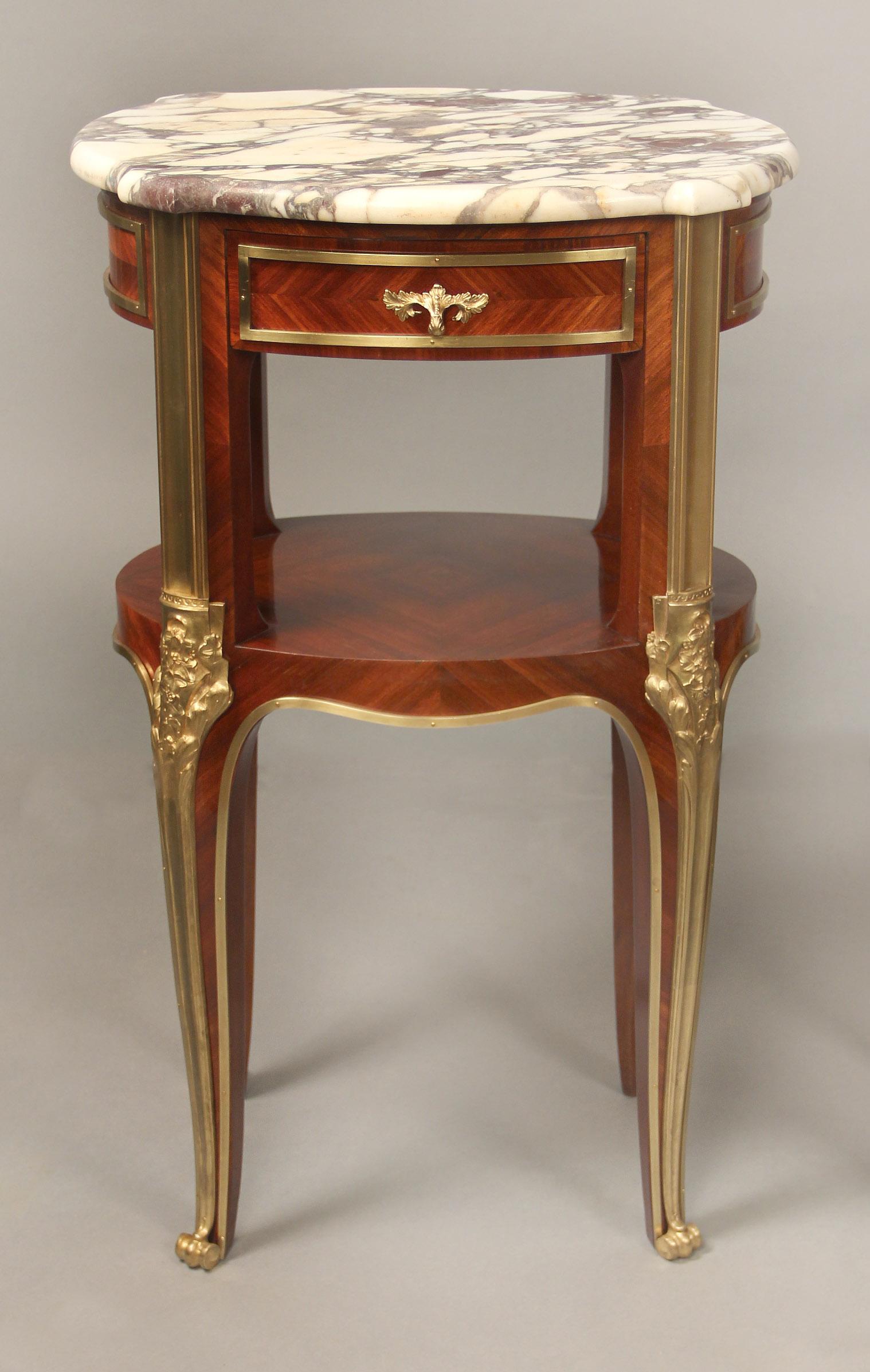 Feines Paar vergoldete Bronze-Nachttische im Louis-XV-Stil des späten 19. Jahrhunderts, montiert (Französisch) im Angebot