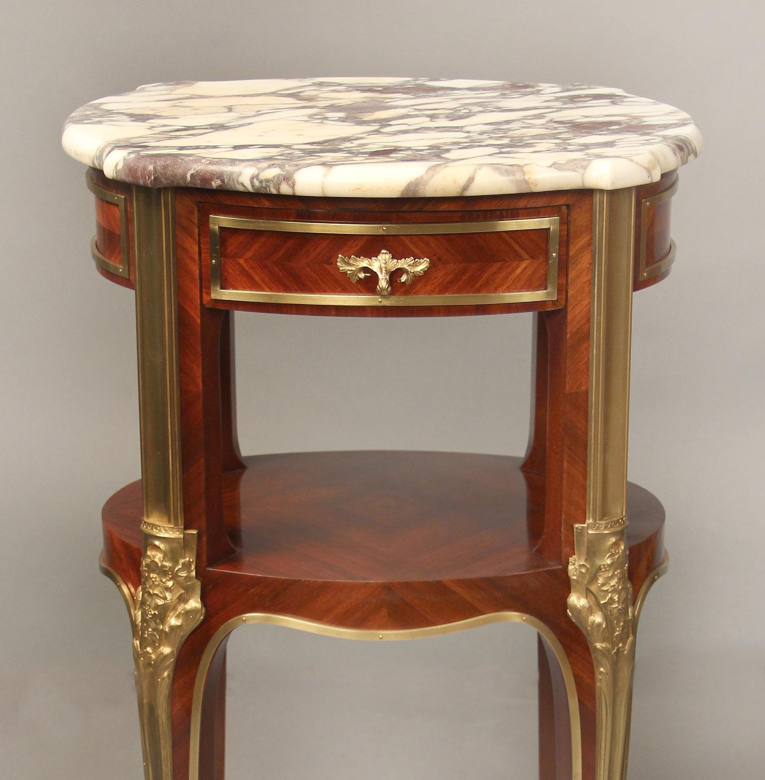 Bronzo Raffinata coppia di tavolini da notte in stile Luigi XV con montatura in bronzo dorato della fine del XIX secolo in vendita