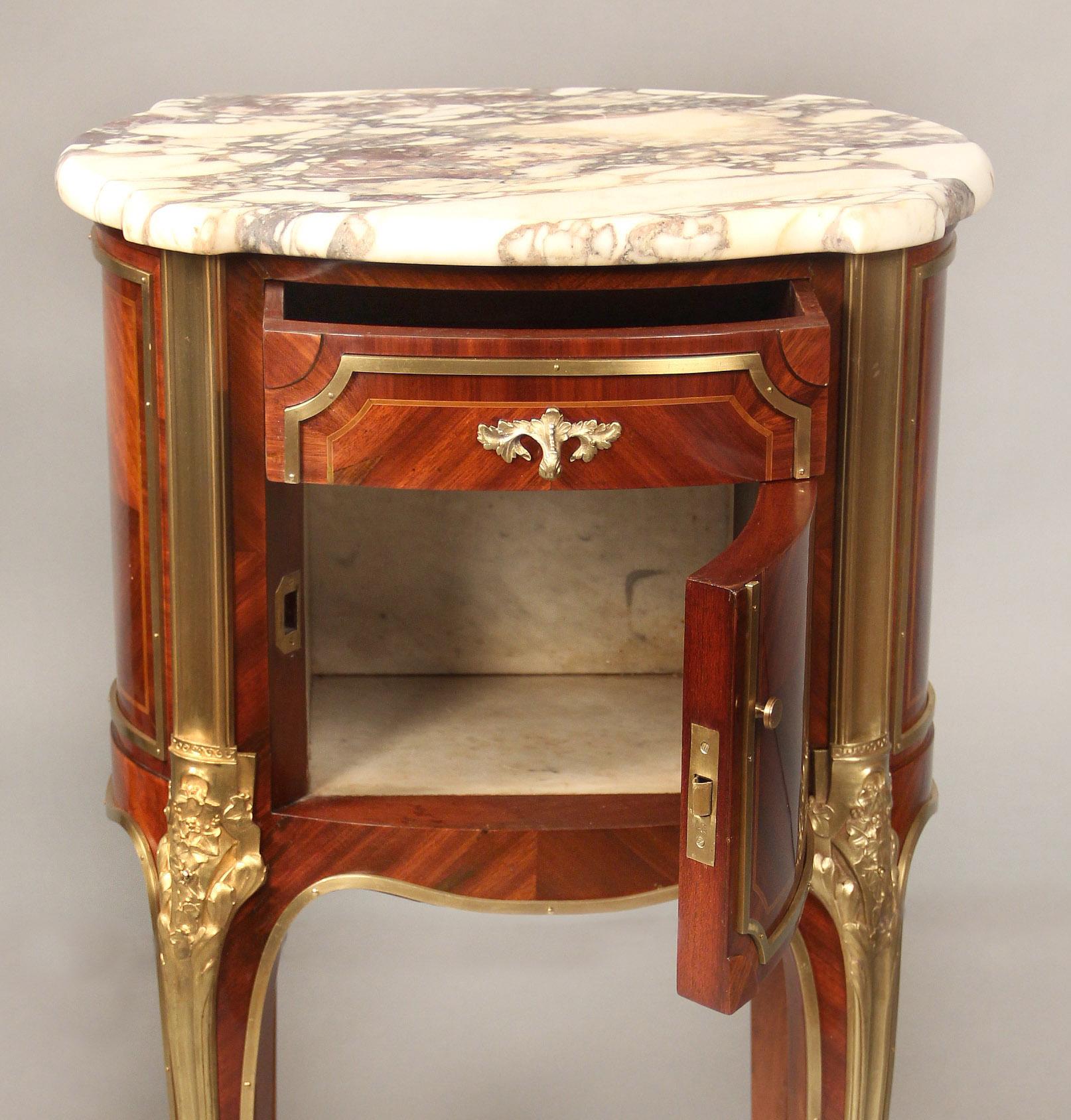 Raffinata coppia di tavolini da notte in stile Luigi XV con montatura in bronzo dorato della fine del XIX secolo in vendita 1