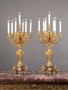 Fino par de candelabros electrificados de siete luces de bronce dorado de finales del siglo XIX