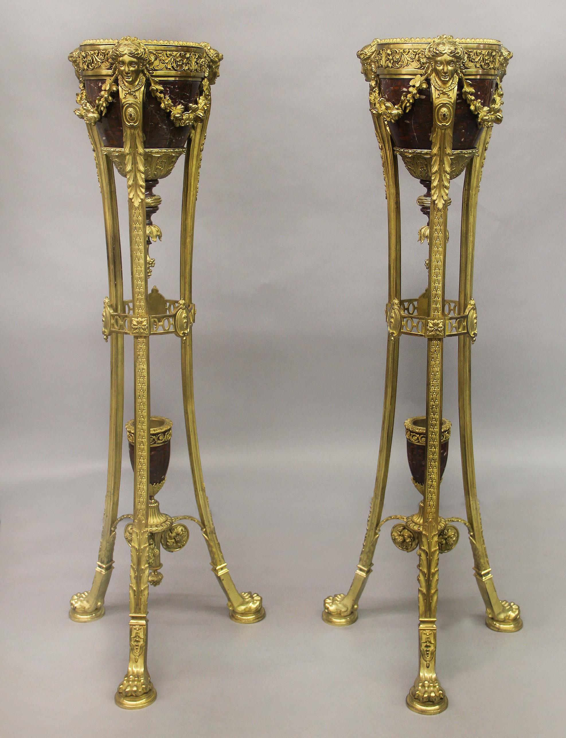 Coppia di Jardinieres-on-stands in bronzo dorato e marmo rouge griotte in stile Regence Napoleone III della fine del XIX secolo, di eccellente qualità.

Possibilmente interpretato da Henri Picard

Ciascuna jardinière affusolata rivestita in