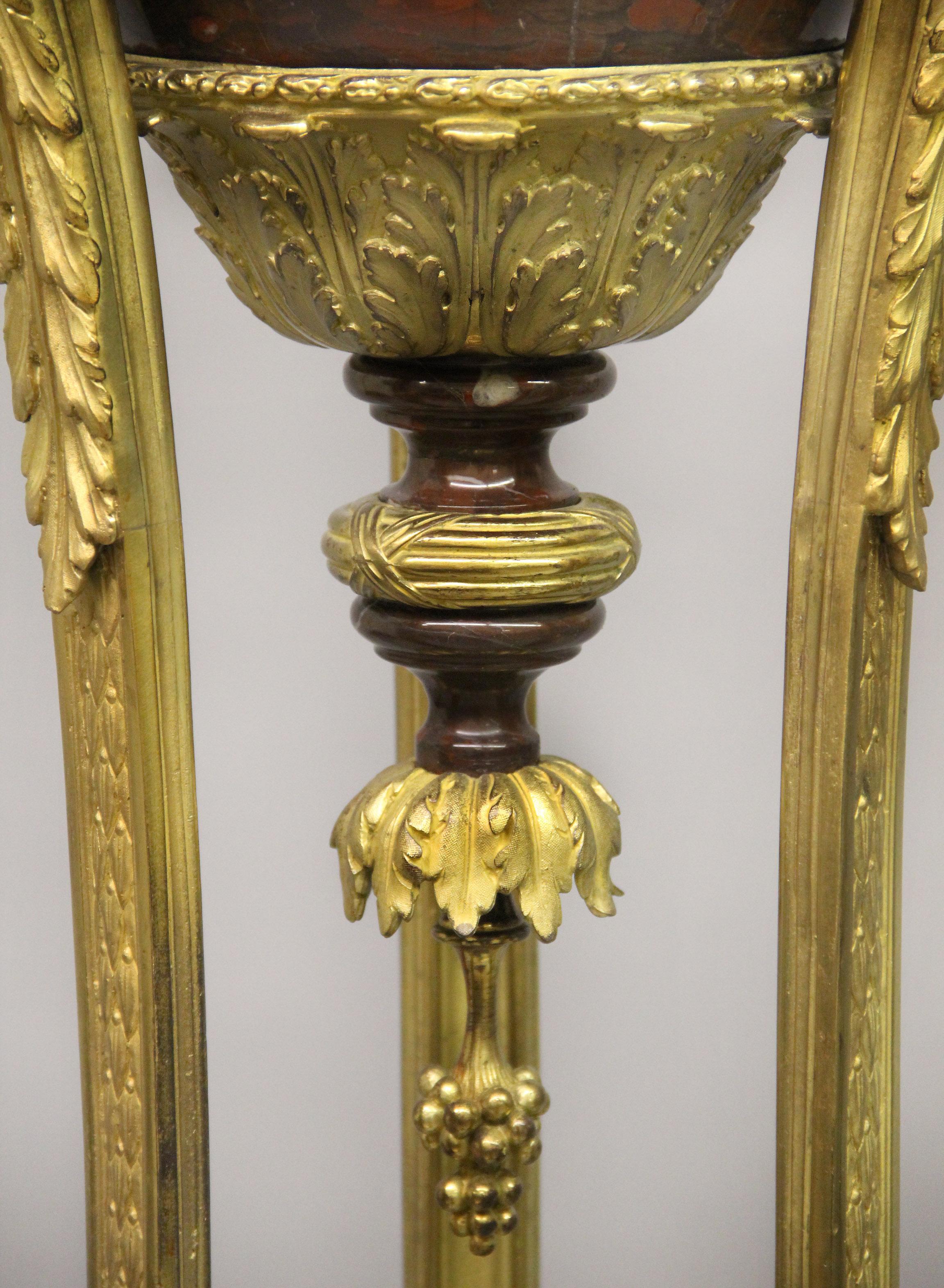 Feines Paar Jardinieres aus vergoldeter Bronze und Marmor aus Napoleon III.-Periode aus dem späten 19. Jahrhundert (Französisch) im Angebot