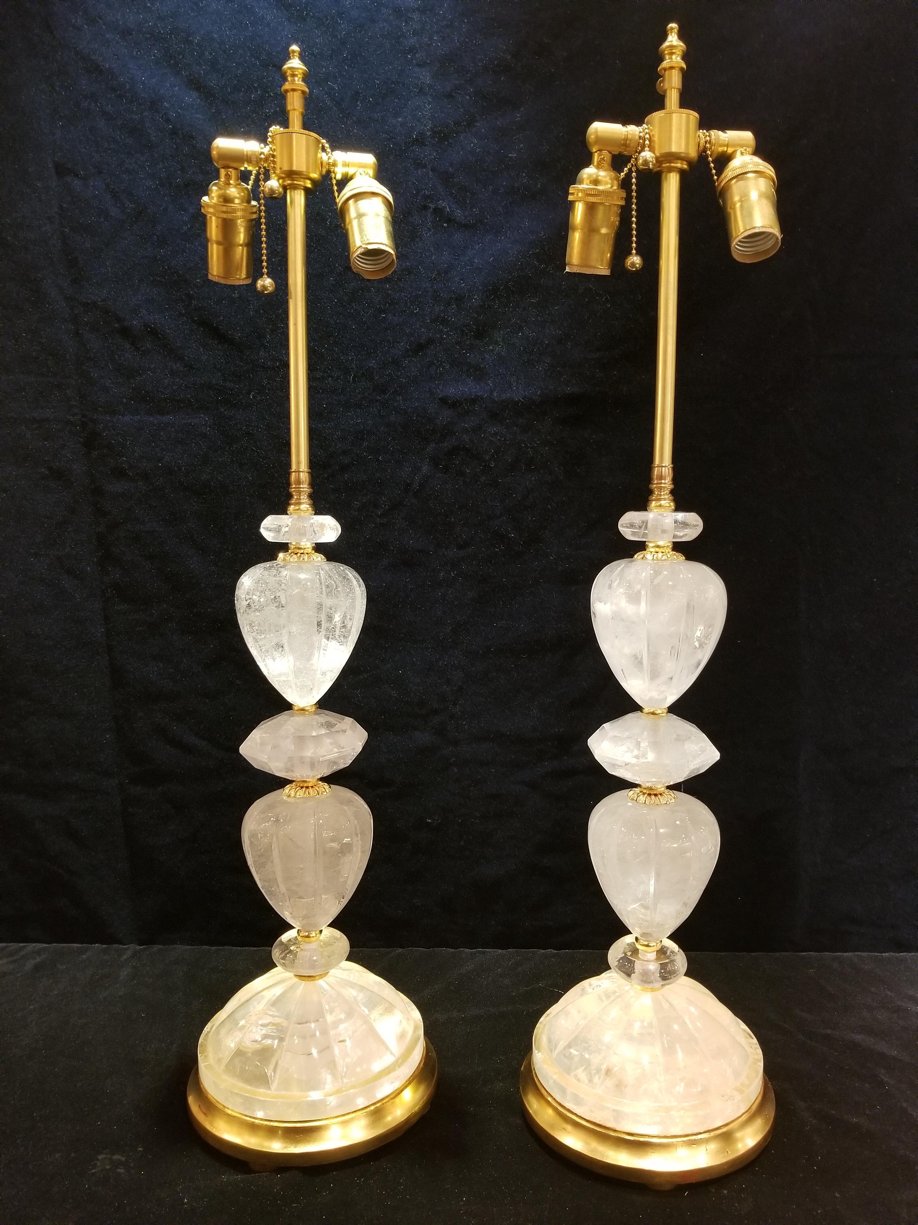Ein feines Paar von Französisch Louis XVI-Stil handgeschnitzten Bergkristall Ormolu und vergoldetem Holz Lampen. Dieses illustre Paar von Lampen im Louis XVI-Stil aus handgeschnitztem Bergkristall und Ormolu ist außergewöhnlich gestaltet und