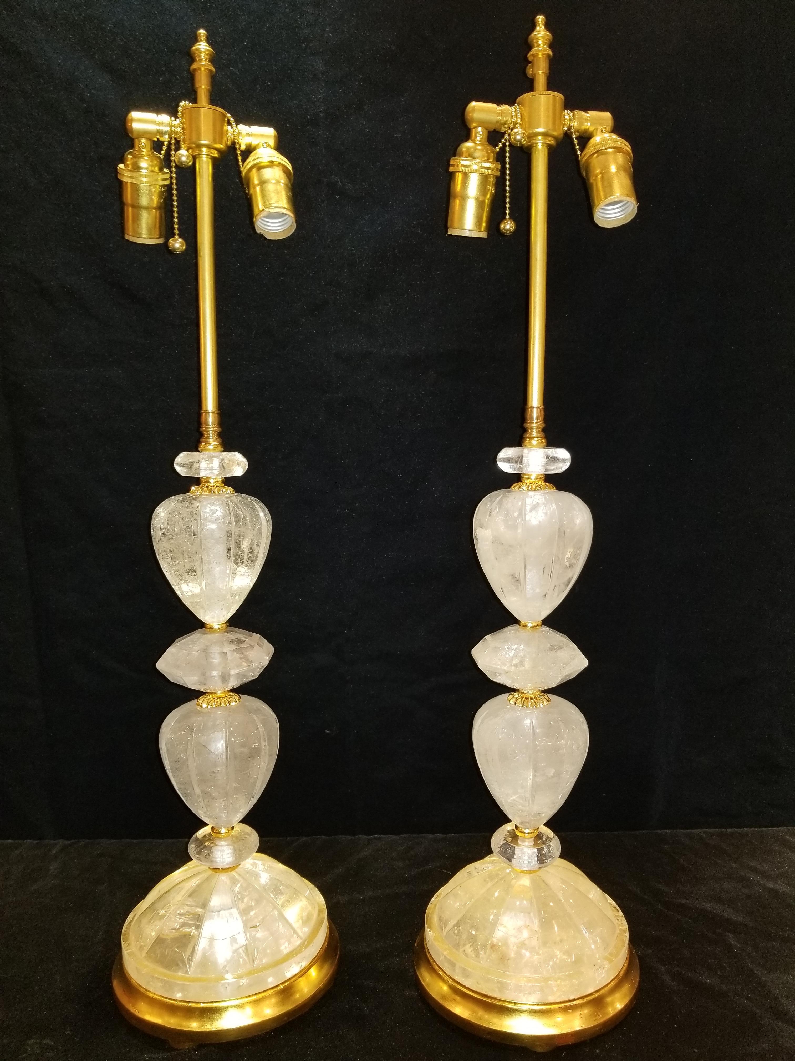 Français Paire de lampes de style Louis XVI en cristal de roche sculpté à la main, bronze doré et doré en vente