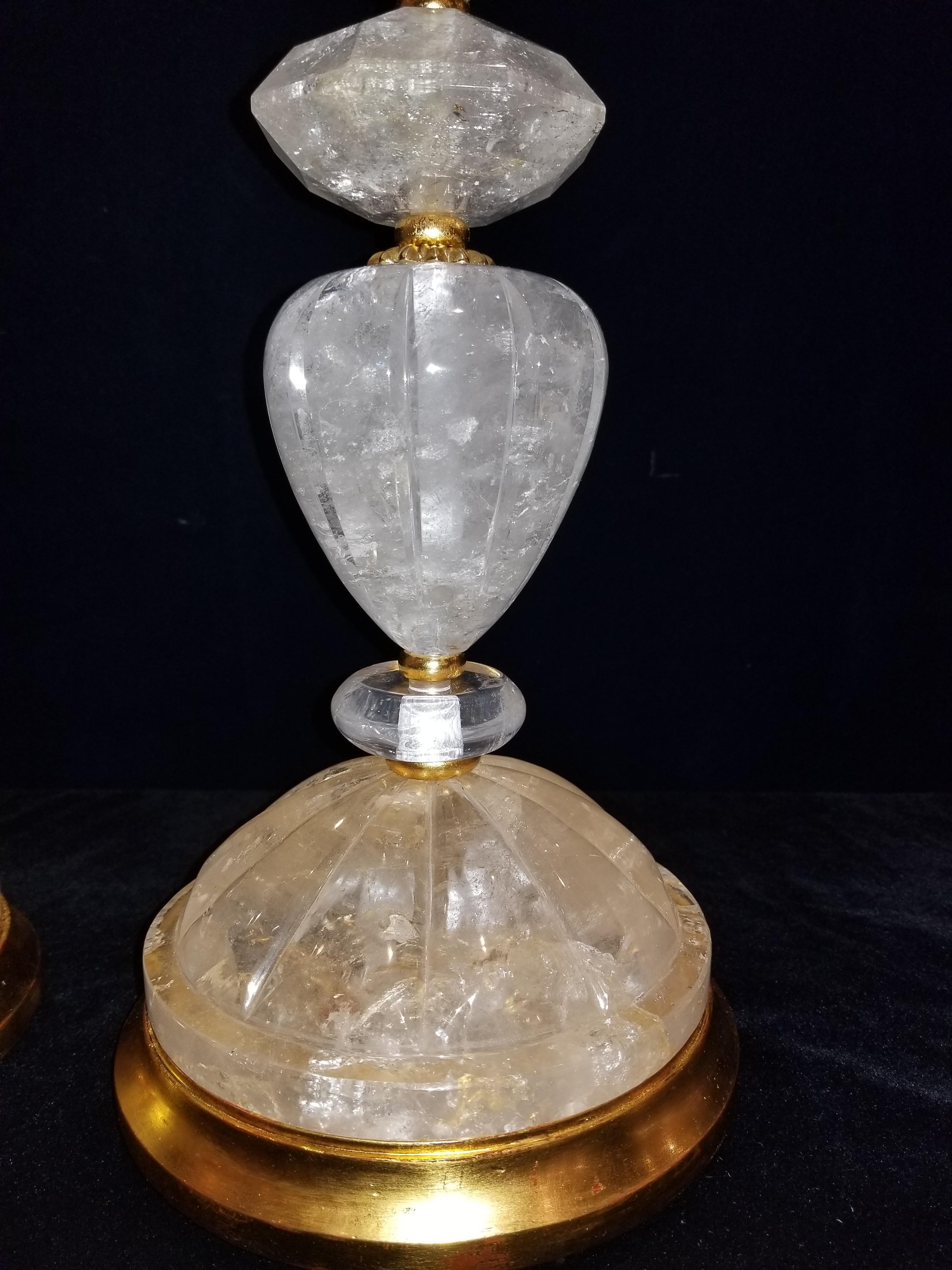 Sculpté à la main Paire de lampes de style Louis XVI en cristal de roche sculpté à la main, bronze doré et doré en vente