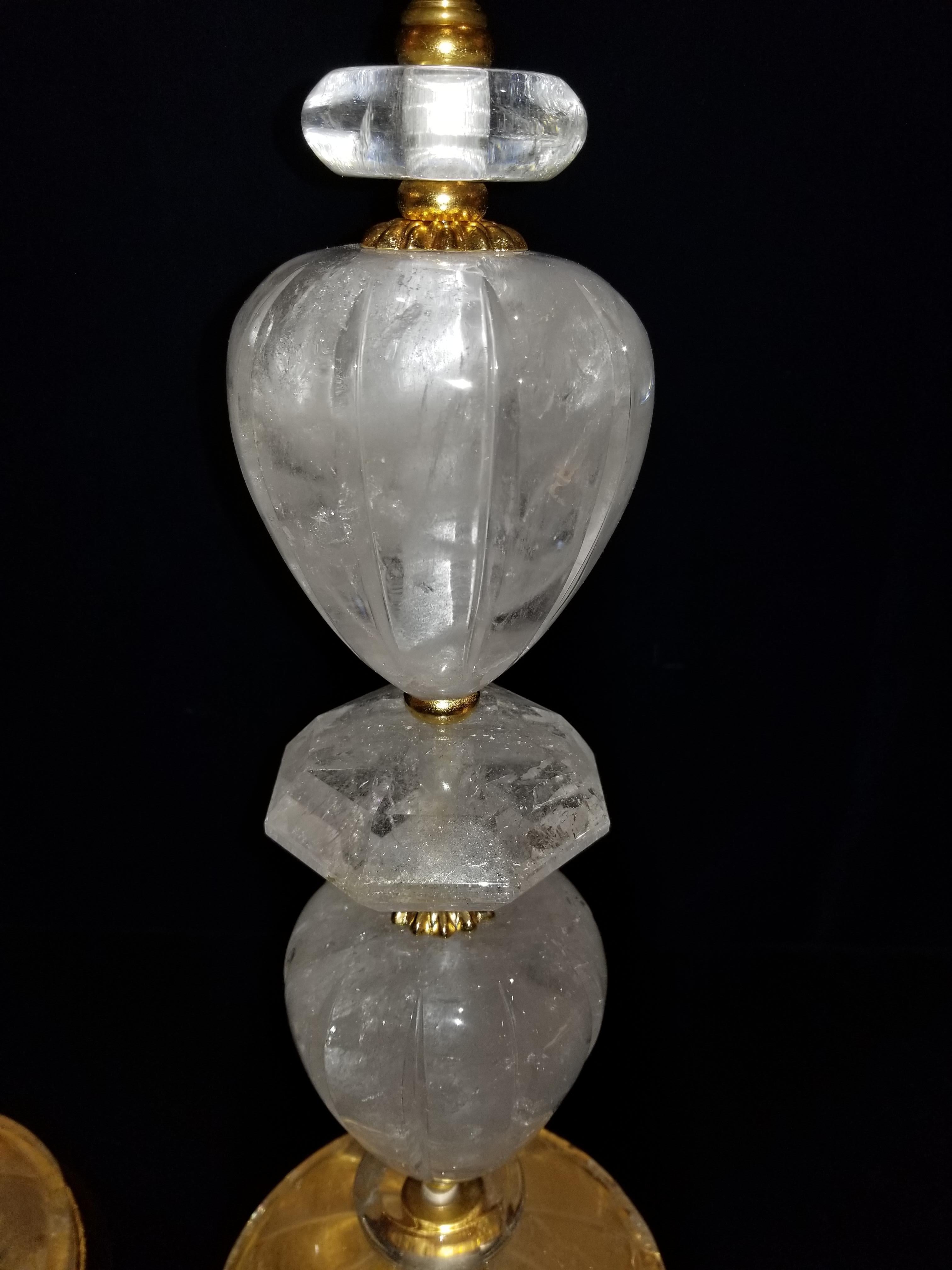 Paar handgeschnitzte Bergkristall-, Goldbronze- und vergoldete Lampen im Louis-XVI.-Stil (Vergoldet) im Angebot