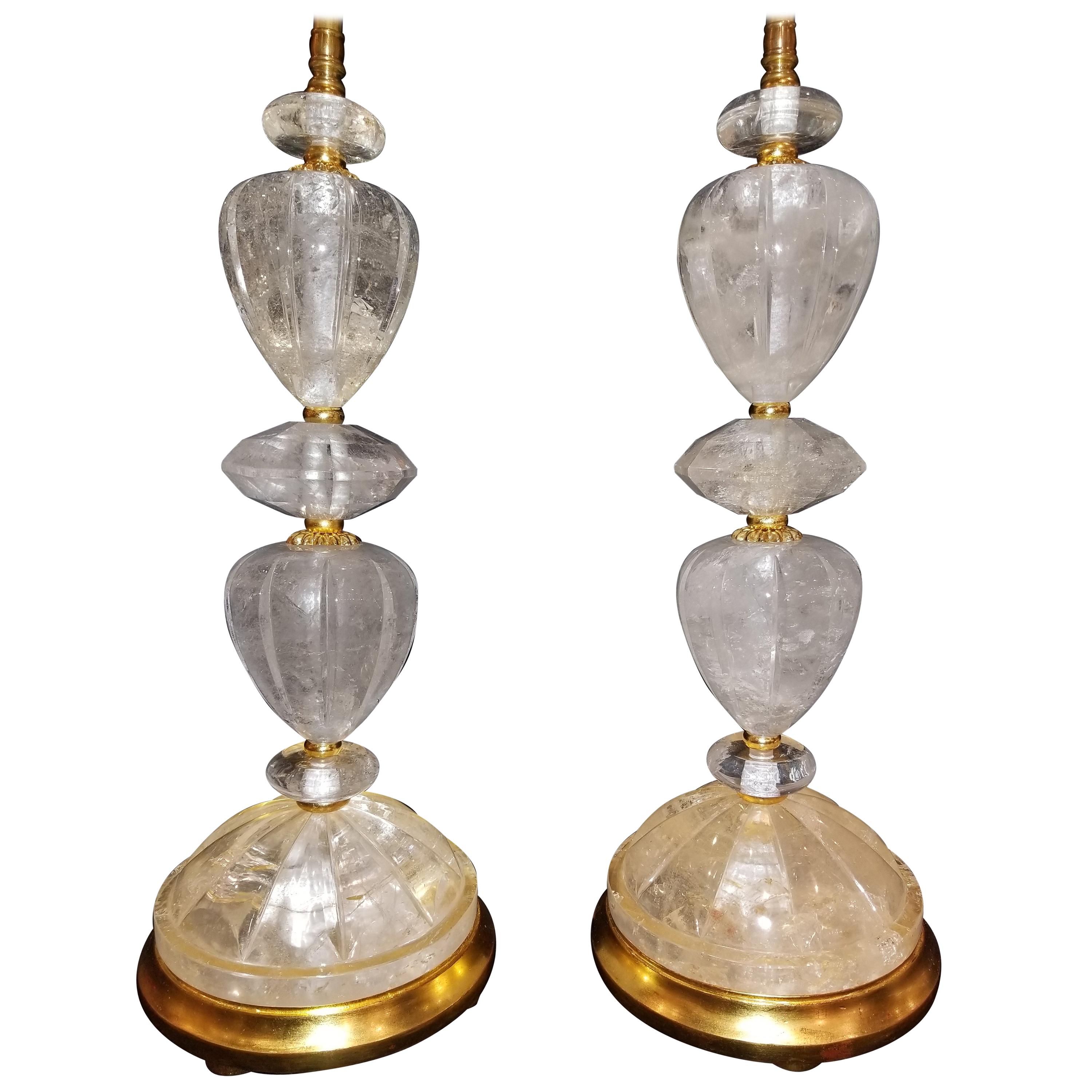 Paire de lampes de style Louis XVI en cristal de roche sculpté à la main, bronze doré et doré en vente