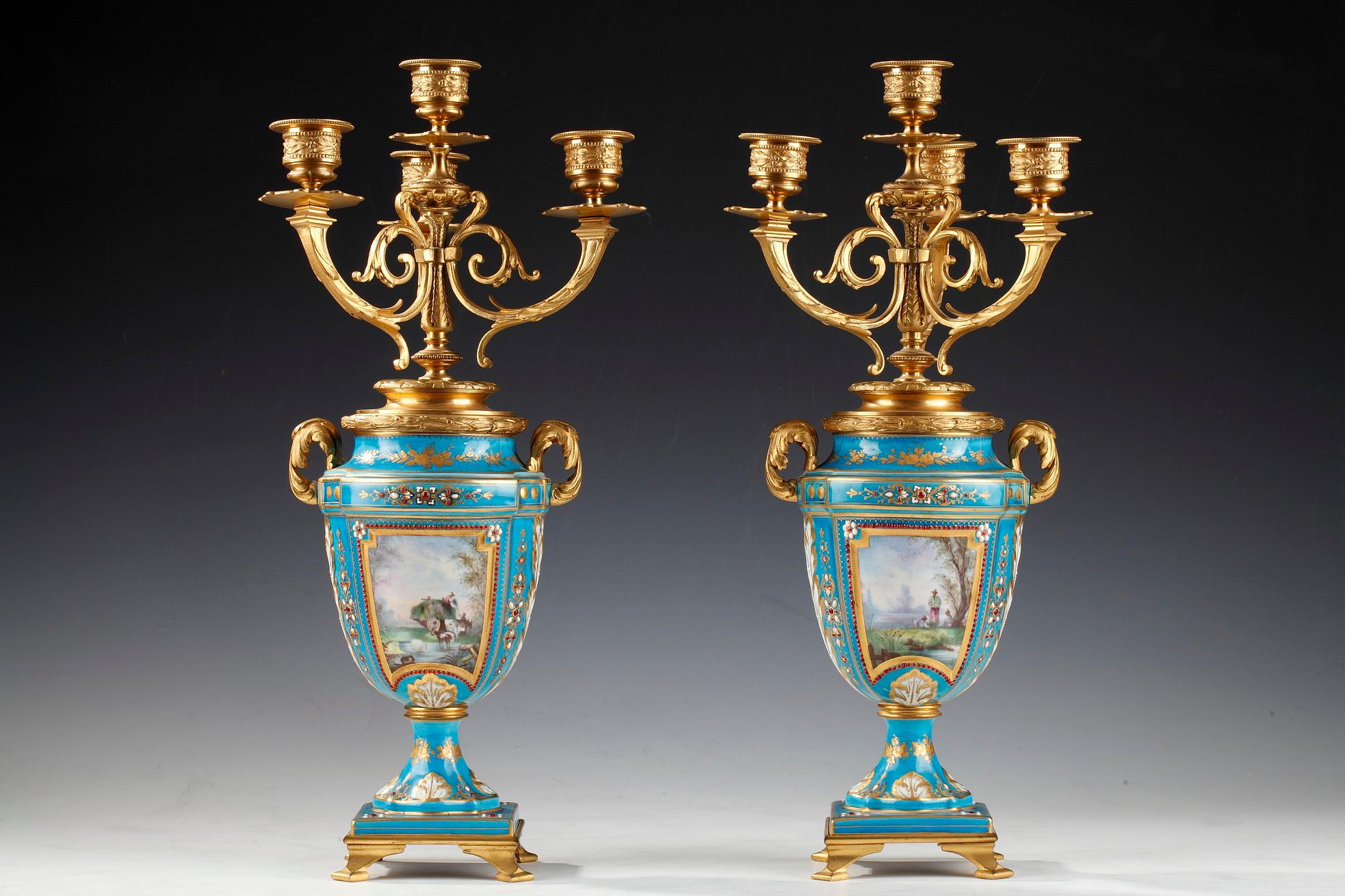 Doré Paire de vases à candélabre en porcelaine de style Louis XVI « Sèvres », France, vers 1880 en vente