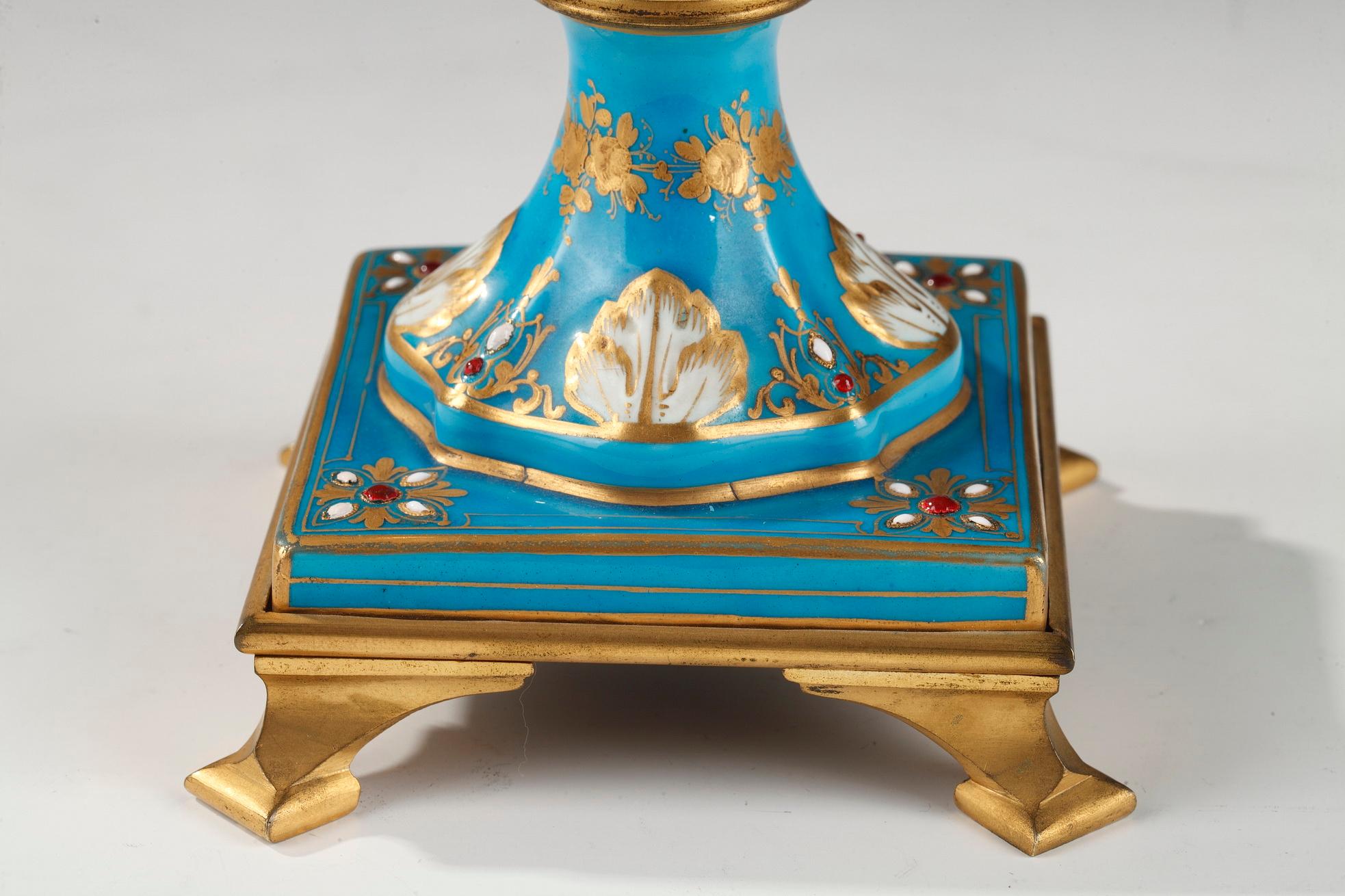 Paire de vases à candélabre en porcelaine de style Louis XVI « Sèvres », France, vers 1880 en vente 1