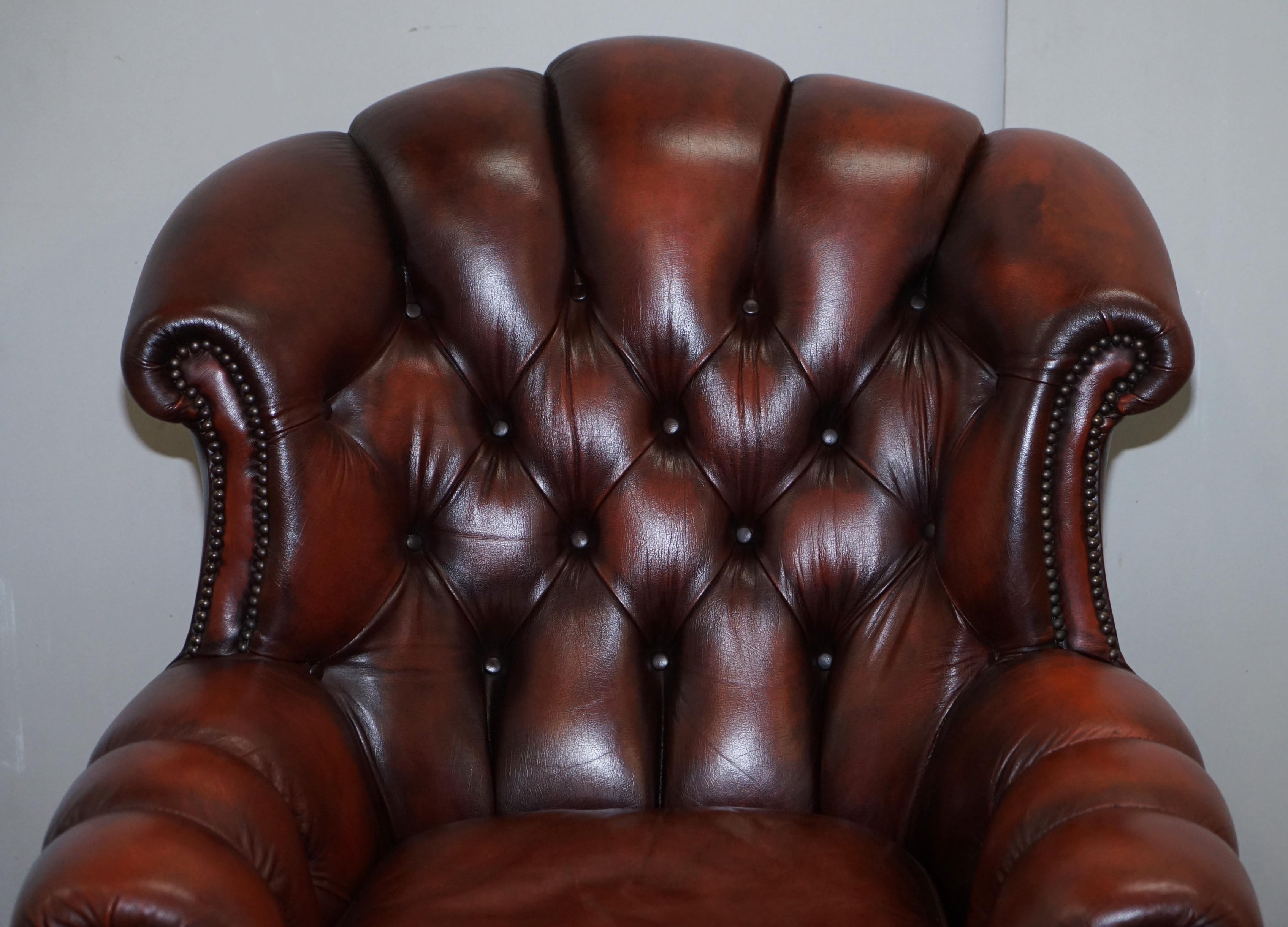 Fine Pair of Made in England Winchester Oxblood Leather Chesterfield Armchairs 10