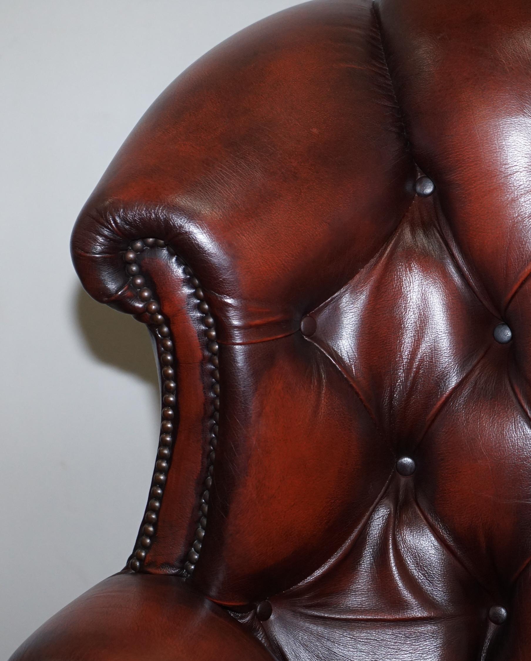 Fine Pair of Made in England Winchester Oxblood Leather Chesterfield Armchairs In Good Condition In West Sussex, Pulborough