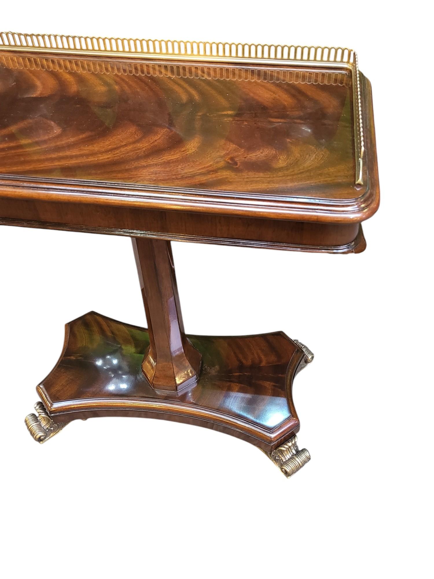 Magnifique paire de tables d'appoint en acajou flammé du 20e siècle
Ces tables sont de style Regency et très élégantes avec des galeries et des pieds en bronze doré.