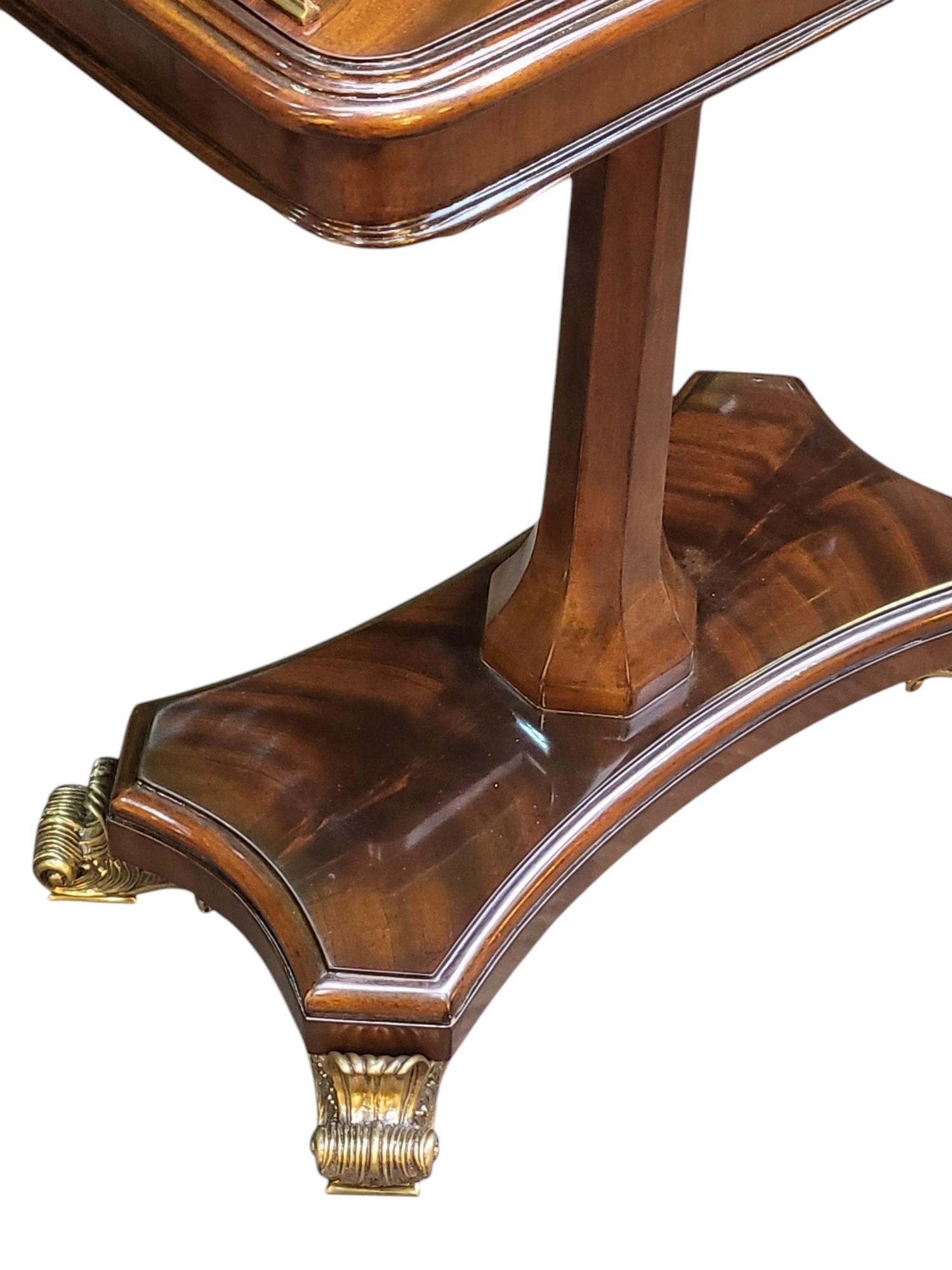 Inconnu Paire de tables d'appoint en acajou en vente