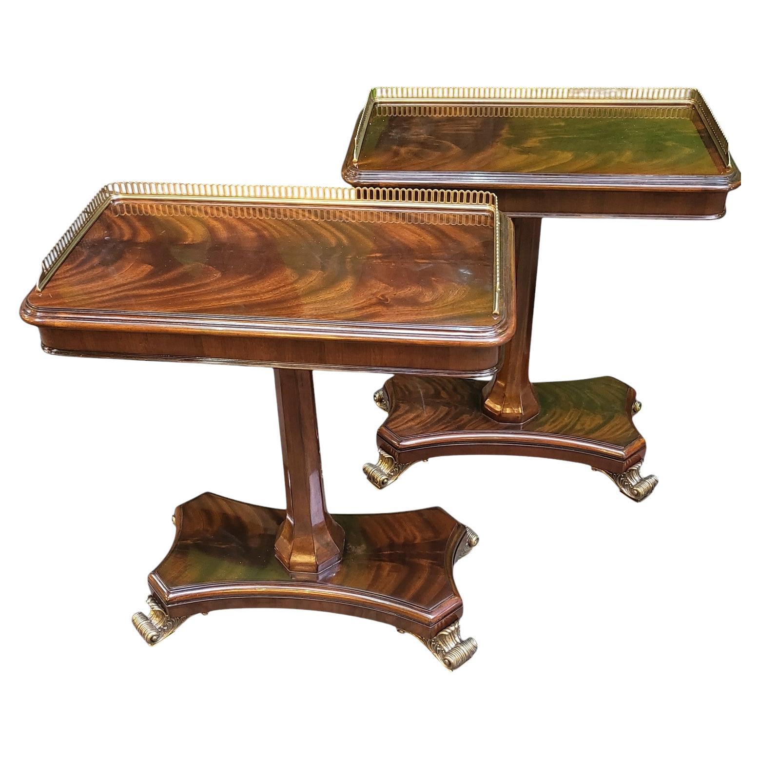 Paire de tables d'appoint en acajou