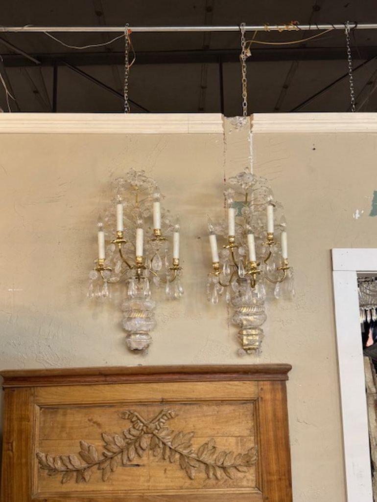 Fino par de apliques de pared de latón dorado y cristal de roca a la manera Maison Bagues. Alrededor del año 2000. Los apliques han sido recableados profesionalmente y están listos para colgar. 29h x 13w x 7d