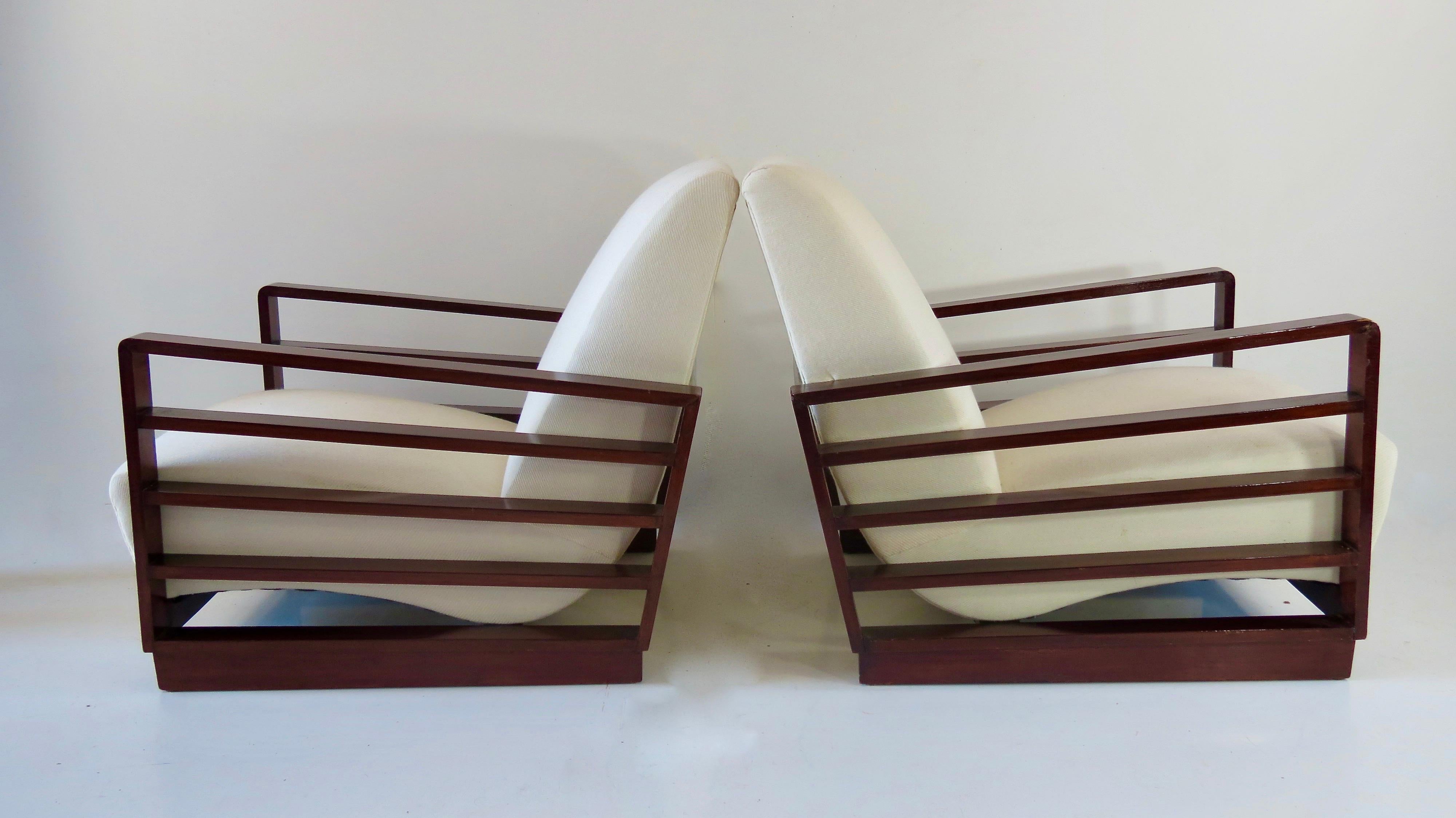 Exceptional pair of rationalist lounge chairs attributed to Mario Quarti, circa 1940
elegant and essential line
re-upholstery in white cotton
beech wood, cotton fabric, steel
Measures: 78 x 84 cm height 76 cm, seat height 37 cm
good condition.