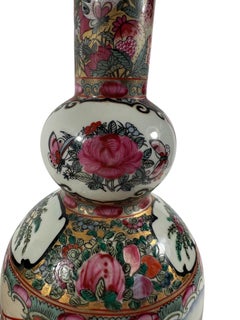 Bellissima coppia di candelieri cinesi in porcellana con medaglioni a forma di rosa, risalenti al periodo Meiji e destinati all’esportazione.