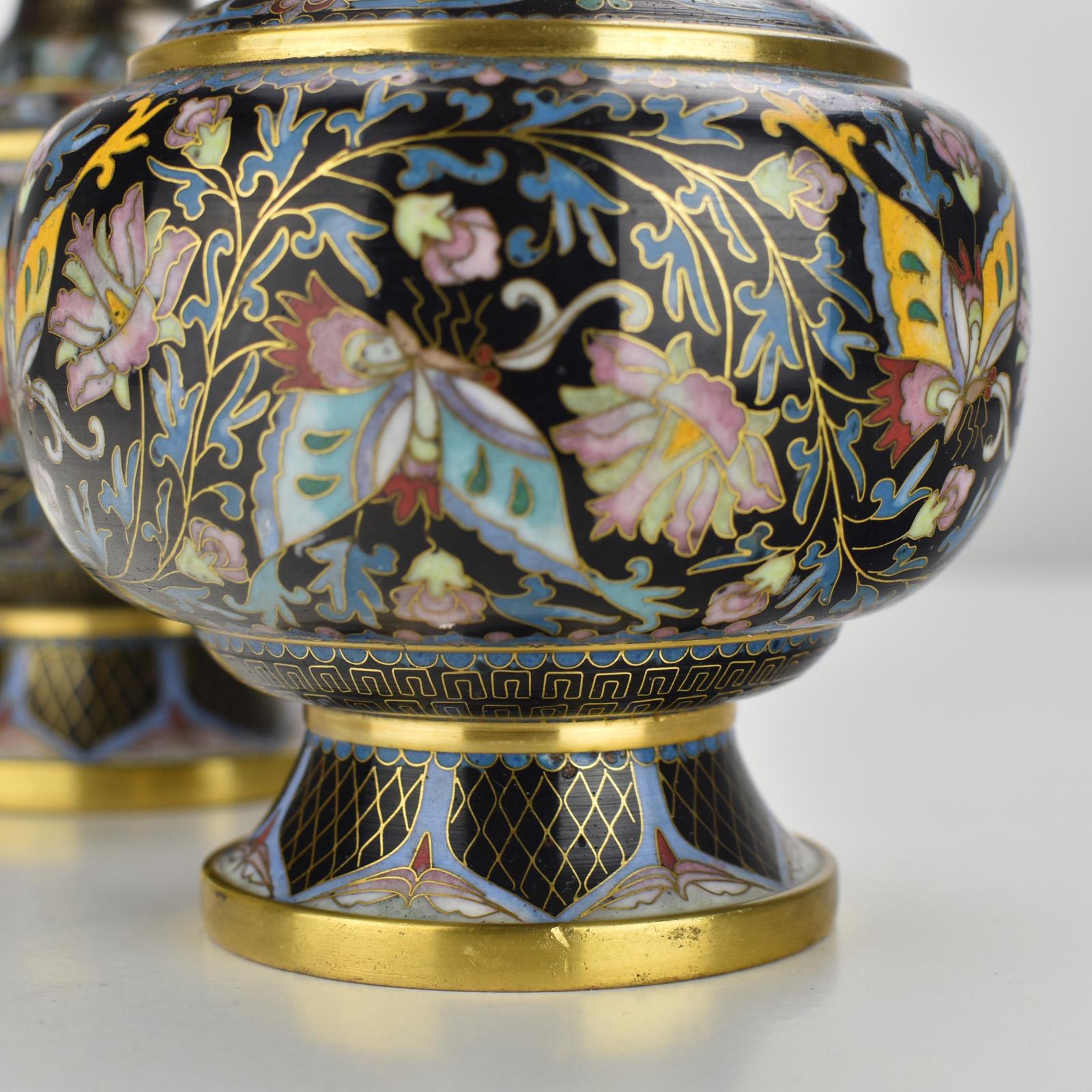 Feines Paar gespiegelter vergoldeter Cloisonne-Emaille-Schmetterlingsvasen China (Moderne der Mitte des Jahrhunderts) im Angebot