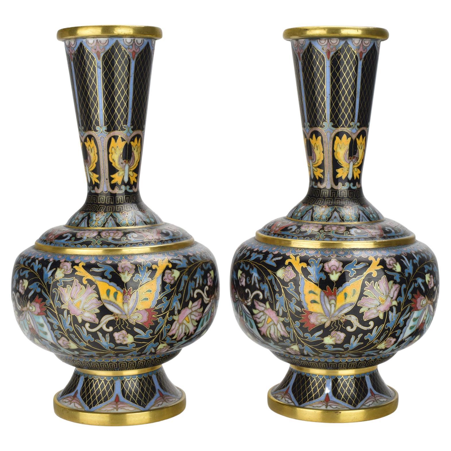 Feines Paar gespiegelter vergoldeter Cloisonne-Emaille-Schmetterlingsvasen China im Angebot