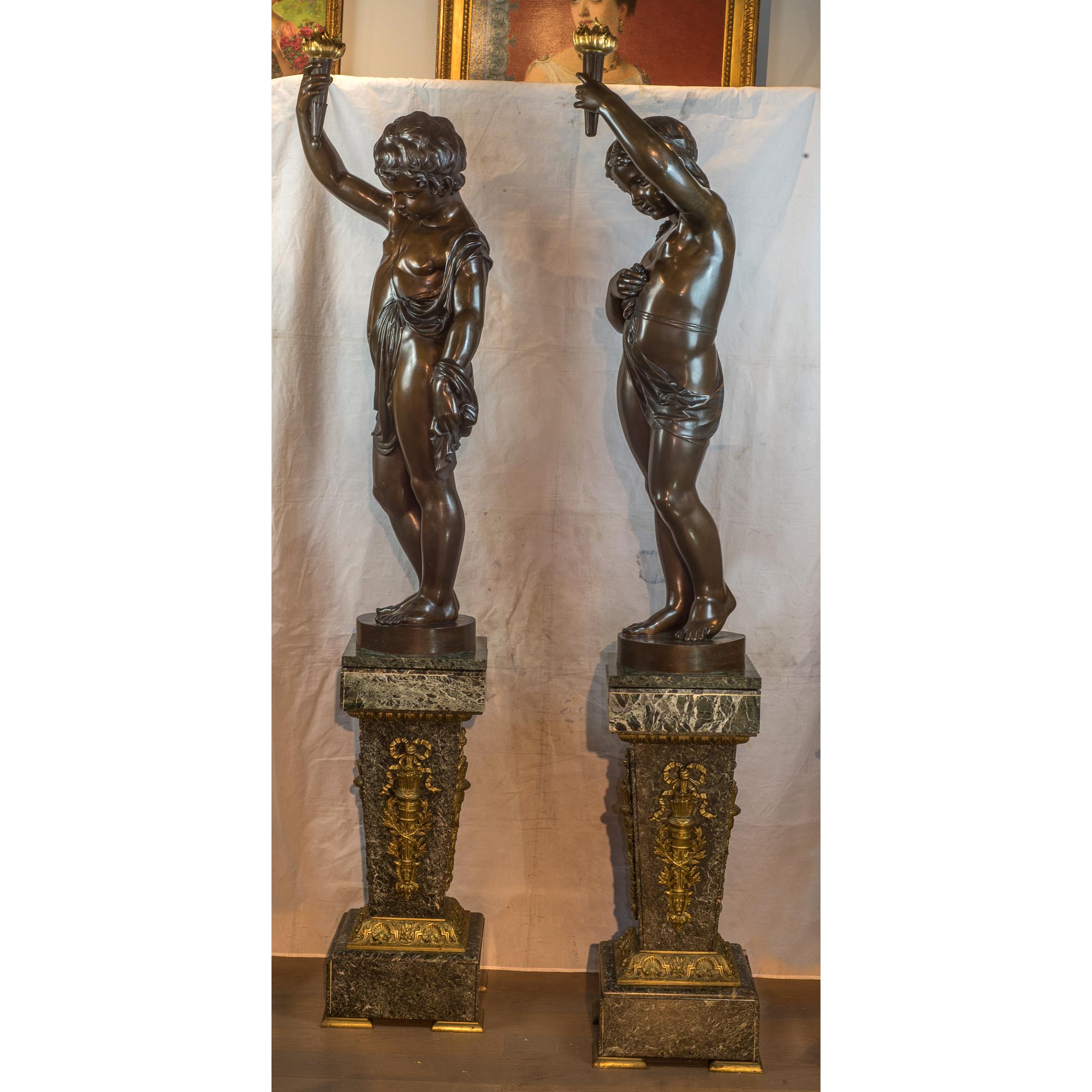 Français Paire de torchères monumentales figuratives en bronze patiné d'exposition, 1867 en vente