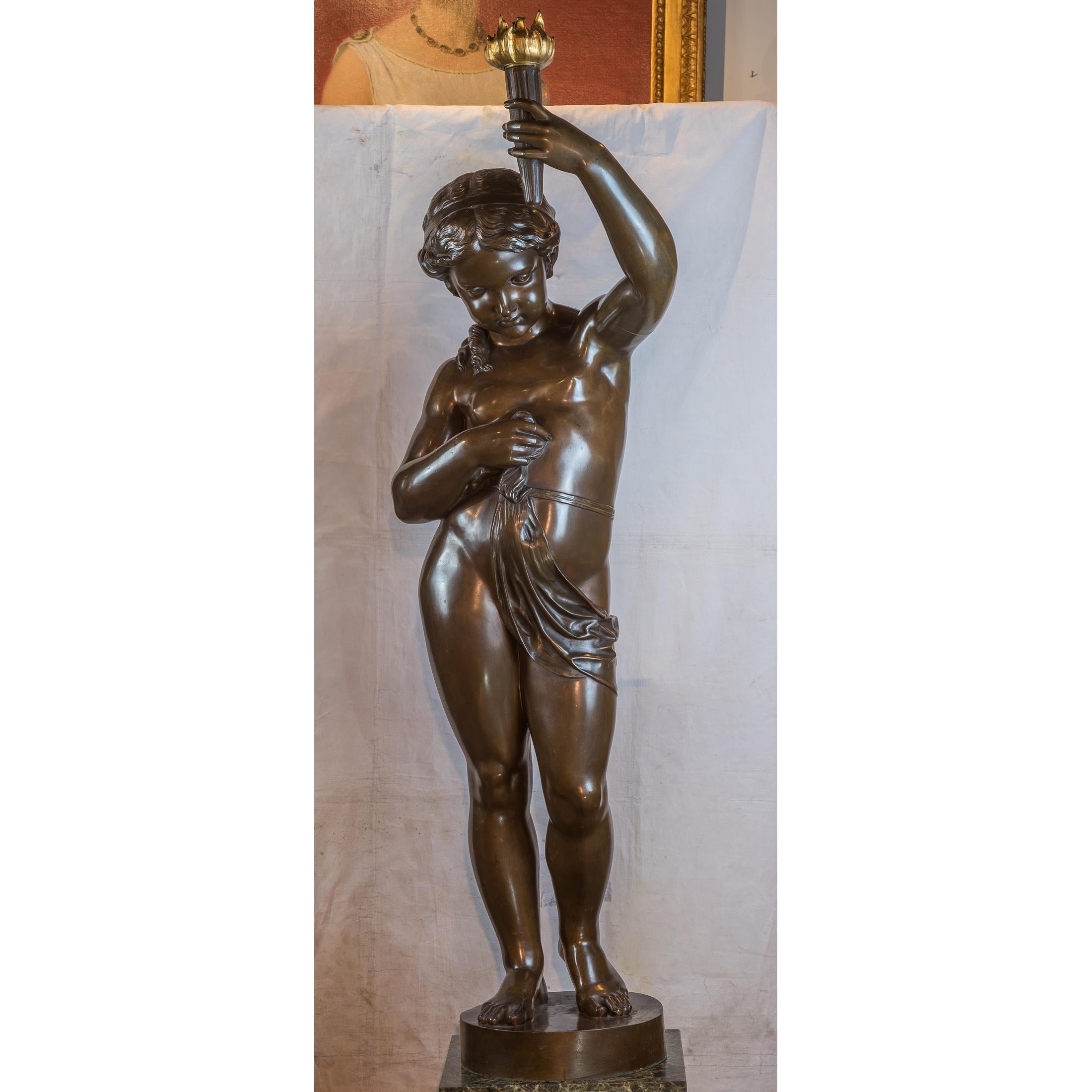 Patiné Paire de torchères monumentales figuratives en bronze patiné d'exposition, 1867 en vente