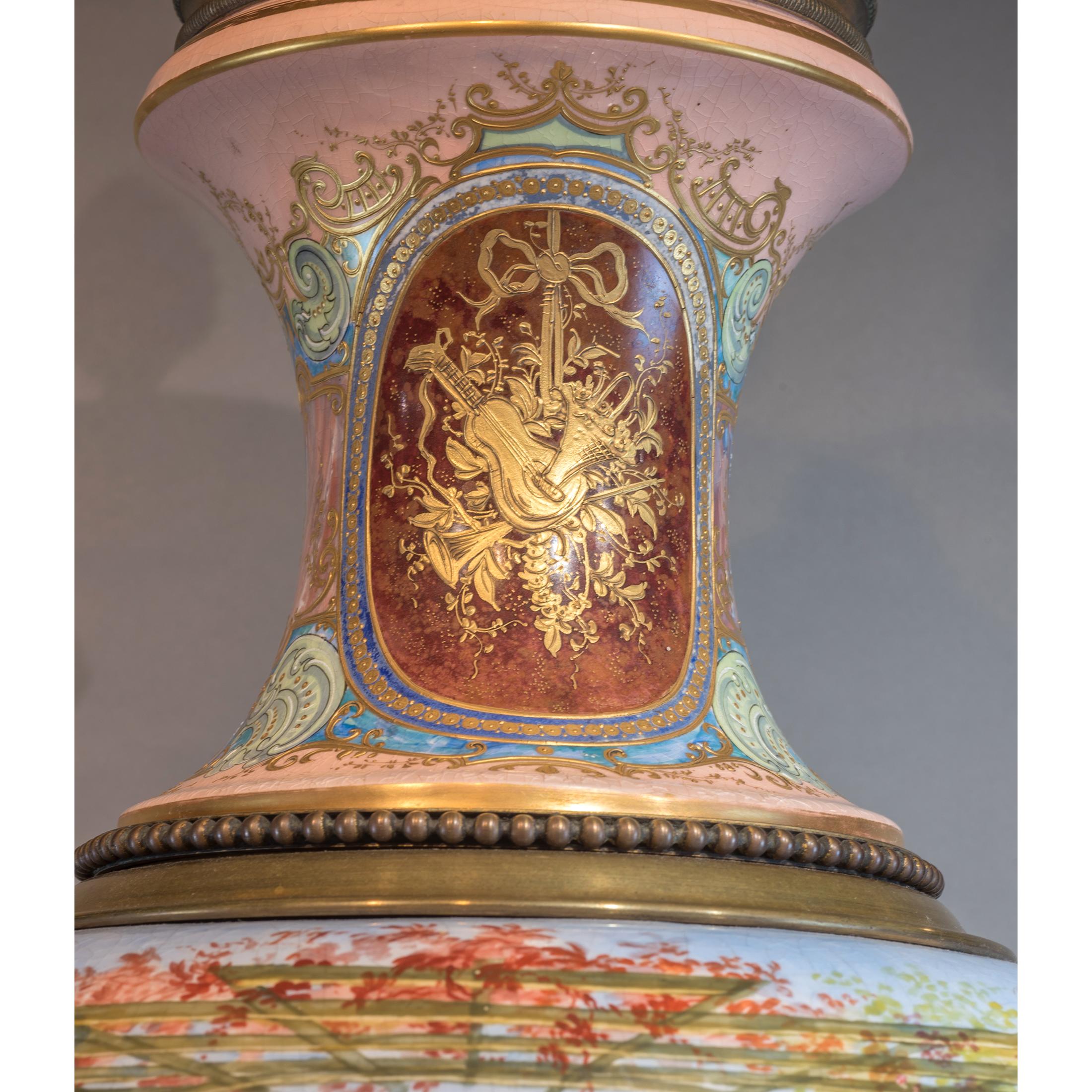  Paire de vases monumentaux de Sèvres et montés en bronze doré par Fuchs en vente 3