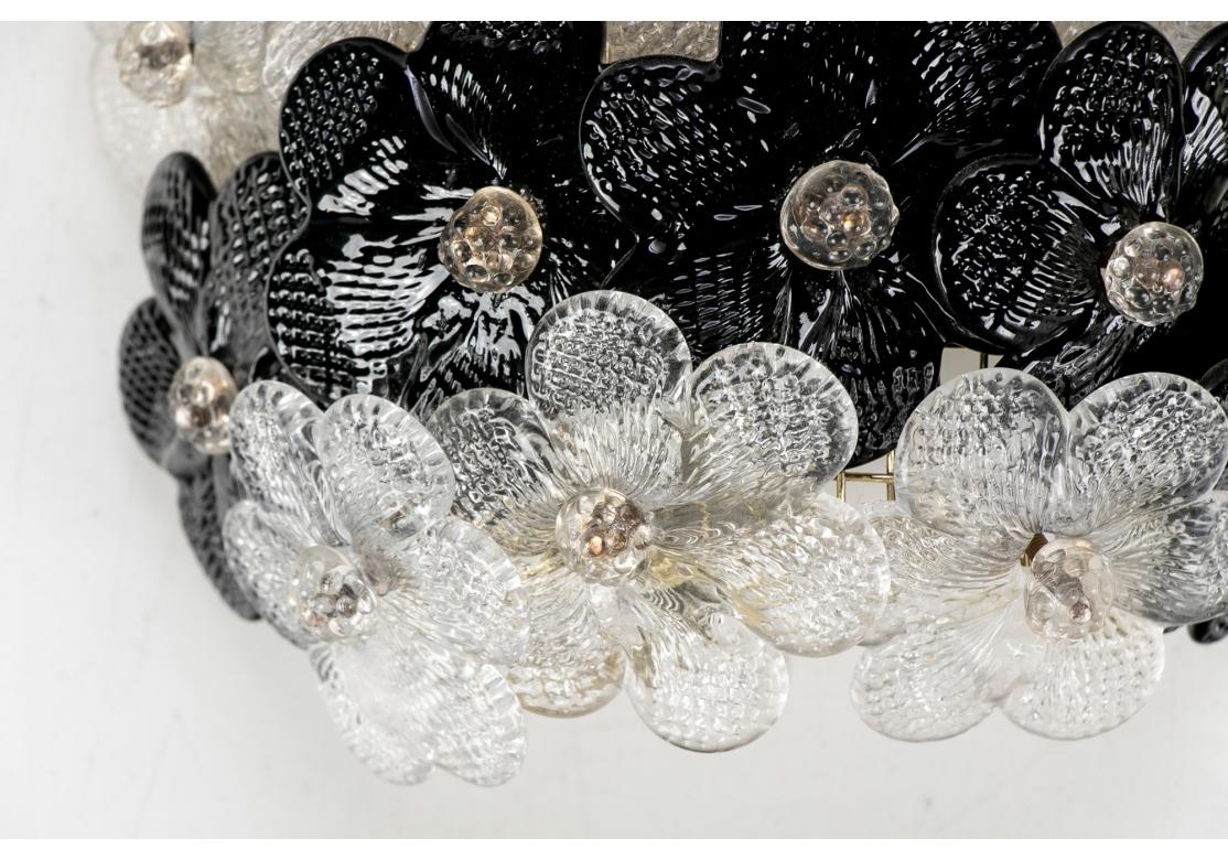 Fine Pair Of Murano Petal Sconces Attrib. To Barovier & Toso In Good Condition For Sale In Bridgeport, CT