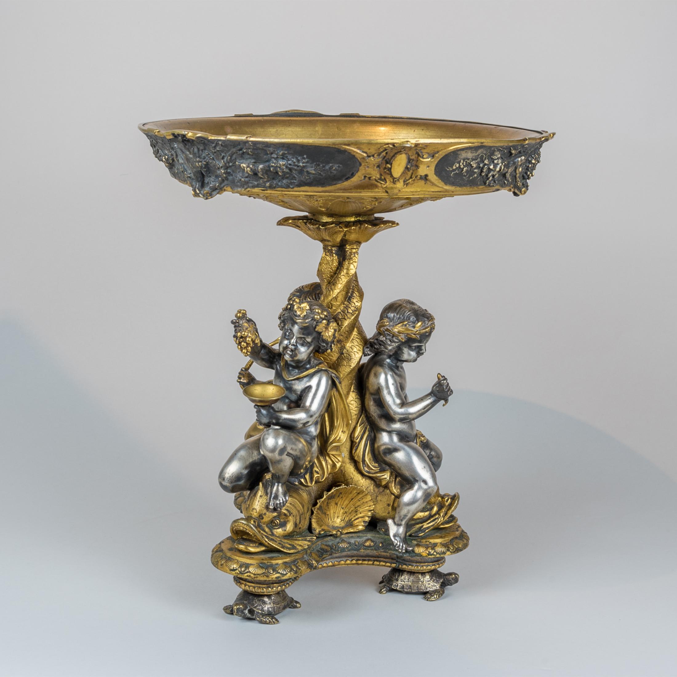 Français Paire de tazza figuratifs Napoléon III en bronze argenté et doré de qualité supérieure en vente