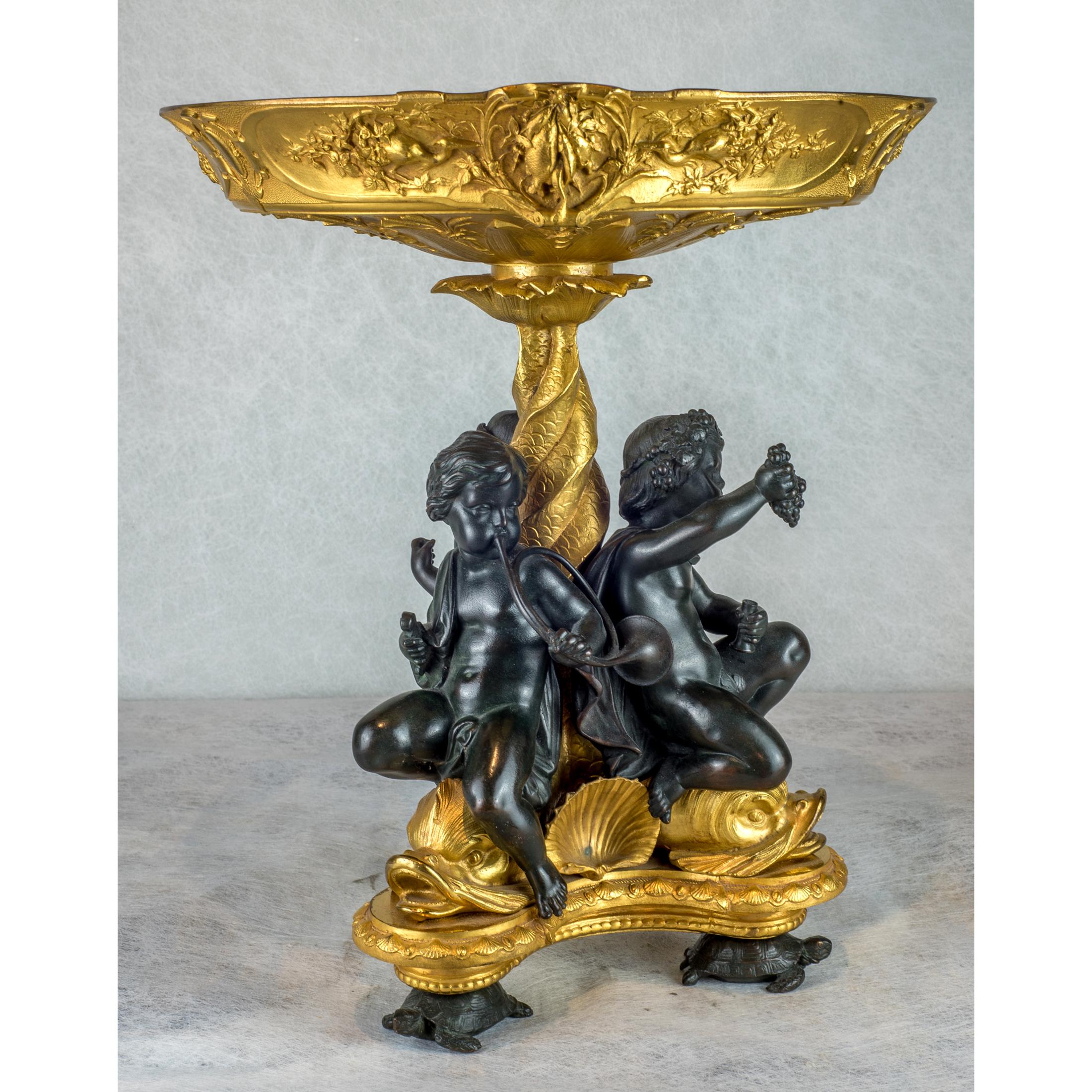 Doré Paire de tazza figuratifs Napoléon III en bronze argenté et doré de qualité supérieure en vente